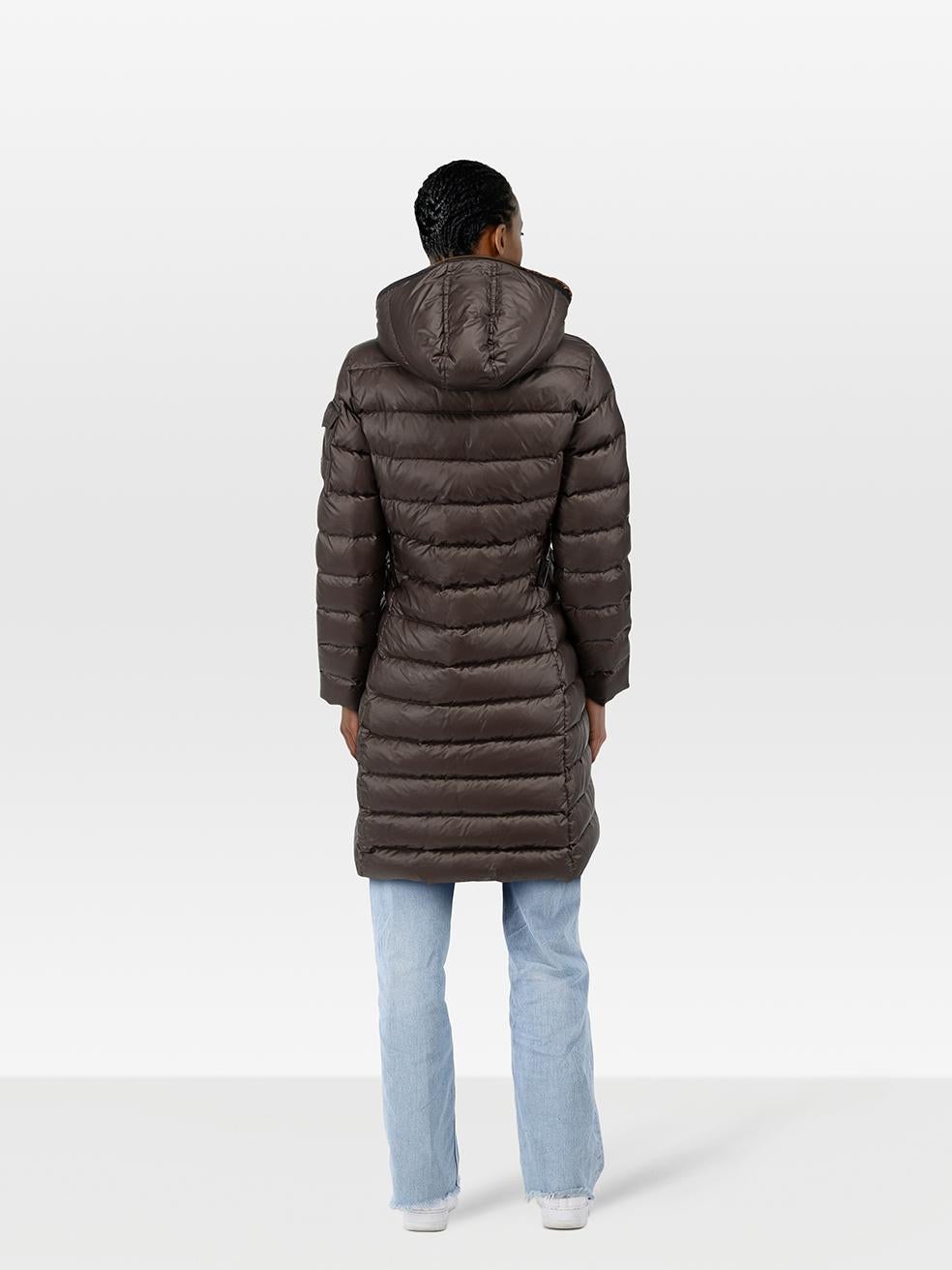 CONDIZIONE: molto buona. L'usura del cappotto è minima. Tutti i tiretti delle cerniere si sono appannati e graffiati. Il tiretto della cerniera inferiore si è rotto nella parte anteriore centrale. Spicchi di trama sulla manica sinistra. Etichetta