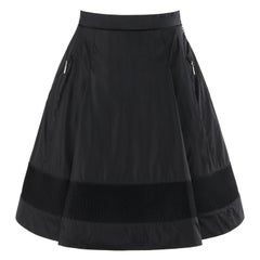 MONCLER c.2009 Nylon Negro Rayas de Malla Bolsillo con Cremallera Falda Plisada a la Rodilla