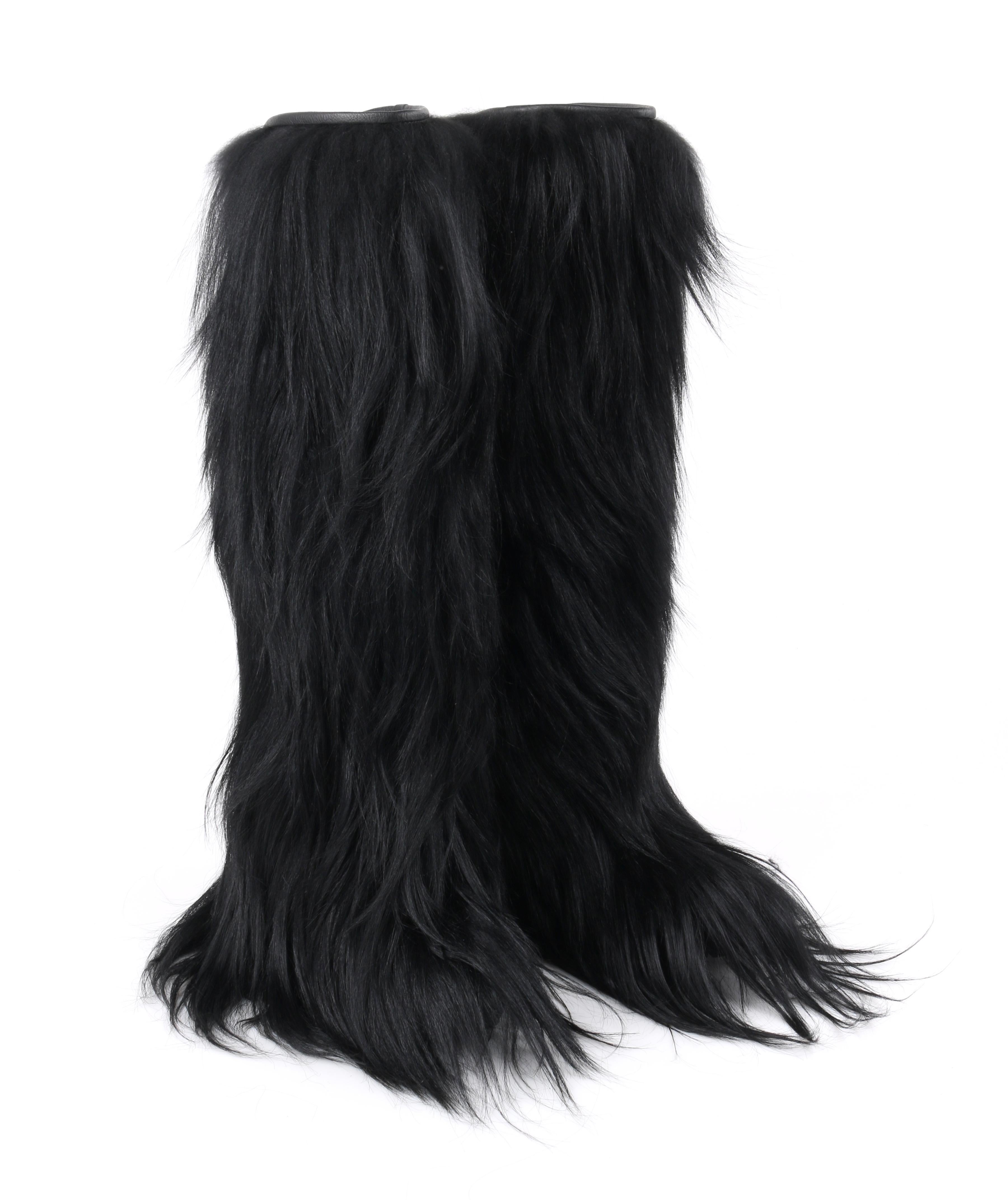 MONCLER c.2013 Black Goat Long Fur Over The Knee Winter Post-Ski Apres Boots RARE
 
Brand / Manufacturer: Moncler
Style: Boots
Color(s): Black
Marked Materials: Real Goat Fur; Capra 
Additional Details / Inclusions: Over the knee; long, shaggy black