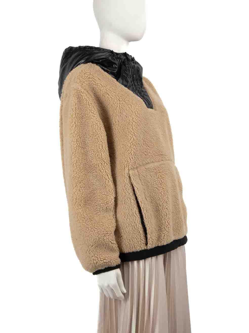 CONDITION is Very good. Minimal wear to jumper is evident. Minimal wear to the lining with light pilling to the texture on this used Moncler designer resale item.
 
 
 
 Details
 
 
 Camel
 
 Faux shearling
 
 Sweatshirt
 
 Hooded
 
 Front zip