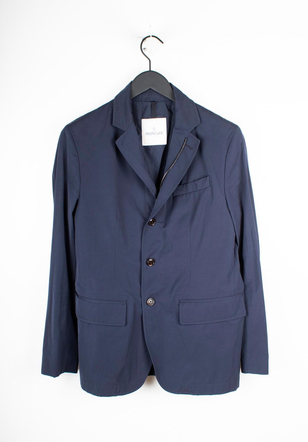 Consultez mes autres annonces. A beaucoup d'autres vêtements de marque à vendre. Ouvert à toutes les offres.
L'article en vente est 100% authentique Moncler Casual Paul Blazer Style Men Jacket, S1506, SE7
Couleur : Bleu
(La couleur réelle peut