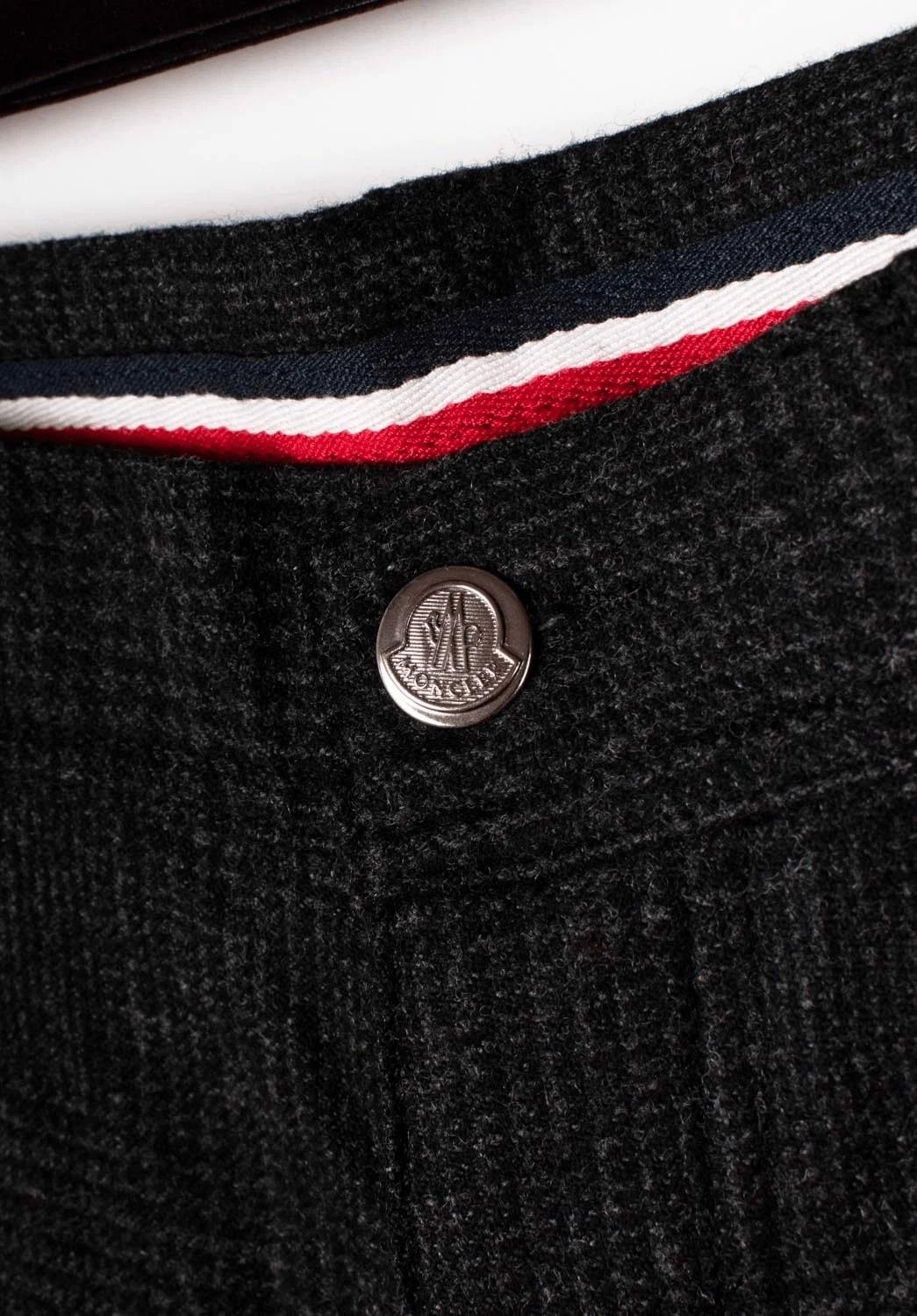 Compruebe mis otros listados. Tiene a la venta mucha más ropa de diseño. Abierto a cualquier oferta.
El artículo en venta es 100% auténtico Pantalón Moncler Casual Hombre, DU0
Color: Gris
(El color real puede variar un poco debido a la