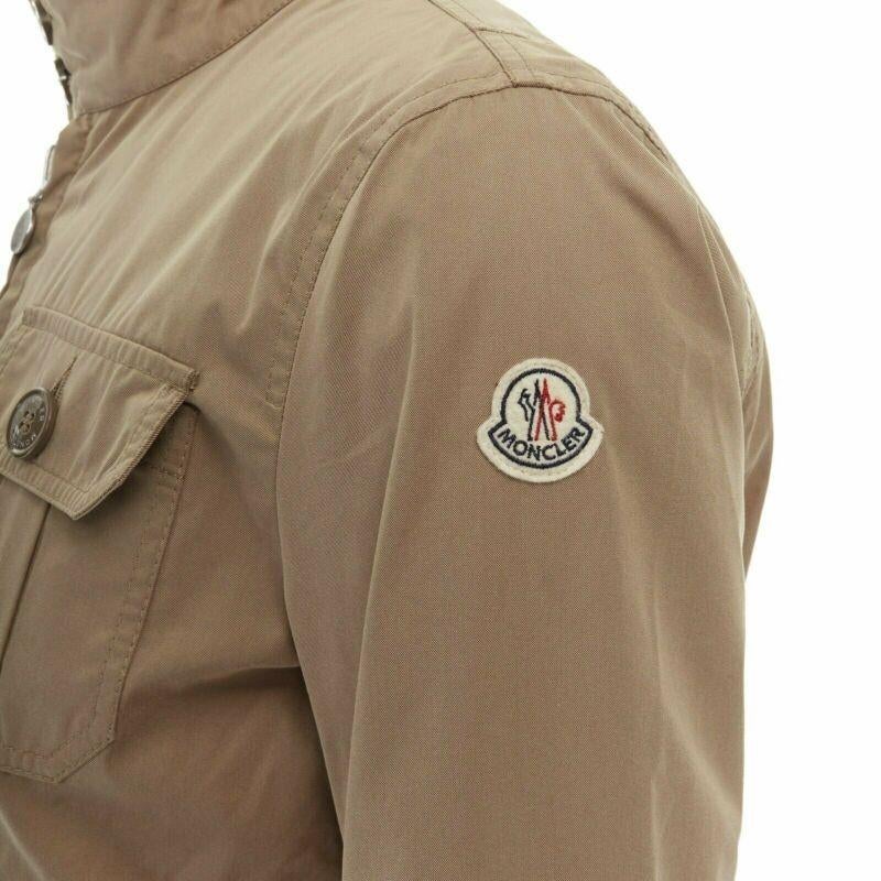 MONCLER Colisee, giacca da campo reversibile in cotone beige con tasca a patta e foderata in nylon rosso
Riferimento: TGAS/A02531
Marchio: Moncler
Model: Colisee
Materiale: Cotone
Colore: Beige, Rosso
Modello: Tinta unita
Chiusura: zip
Dettagli