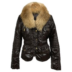 Moncler Dunkelbraune, glänzende, Nylon-Daunen-Jacke mit Deckel Größe 0