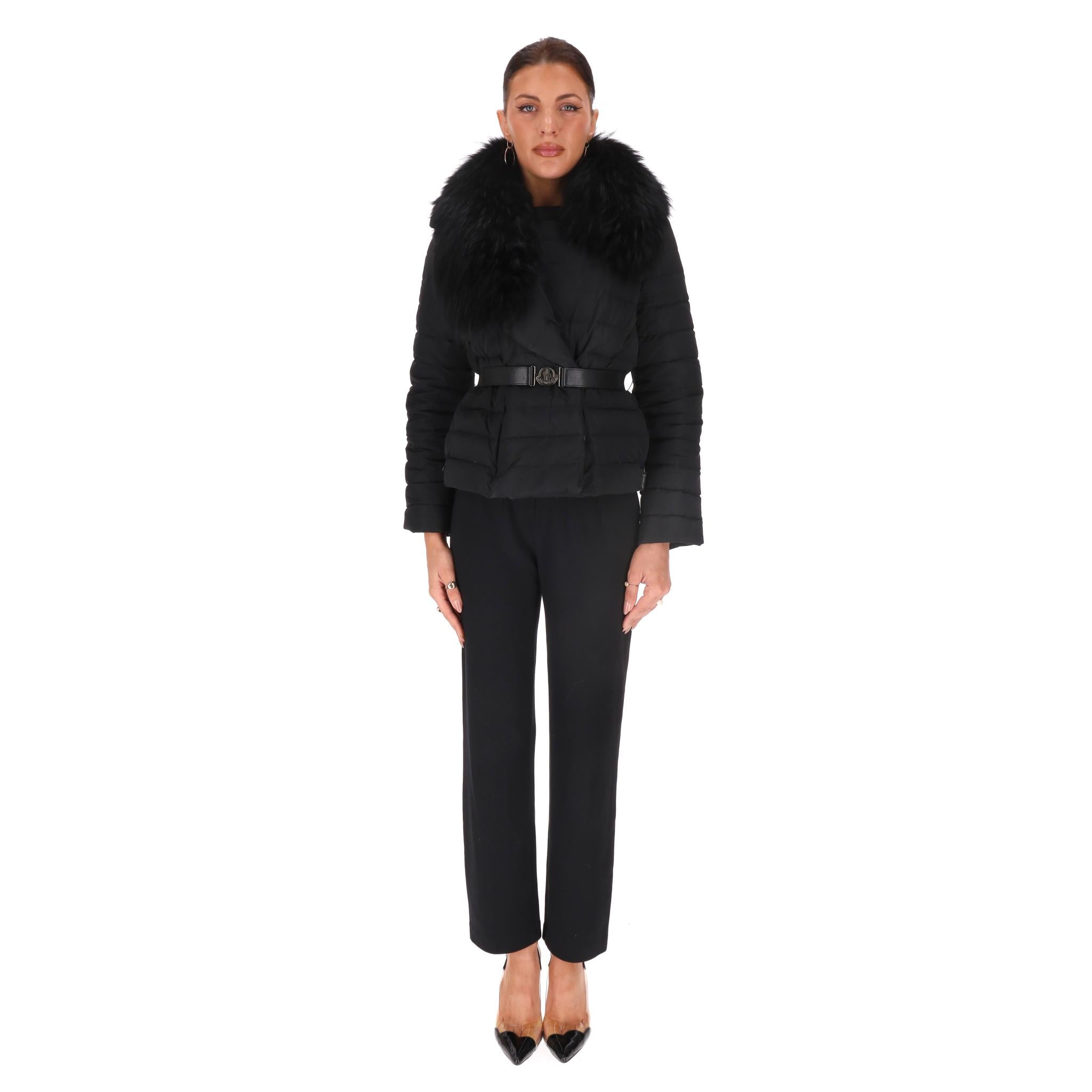 Giacca con cappuccio in pelliccia Moncler

Giubbotto nero con cappuccio staccabile in pelliccia, vita su misura e cintura abbinata con fibbia del logo Moncler.

È dotato di una chiusura a zip integrale.

Riempito con il 90% di piumino e il 10% di