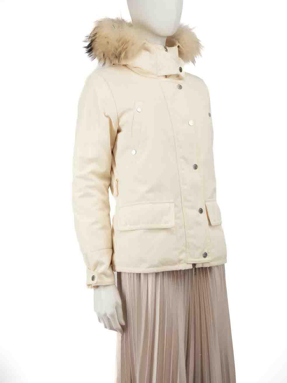 CONDITION is Good. Minor wear to coat is evident. Light wear to the front, back and lining with discoloured marks. The belt is also missing on this used Moncler designer resale item.
 
Details
Ecru
Polyester
Down coat
Duvet down
Hooded
Detachable
