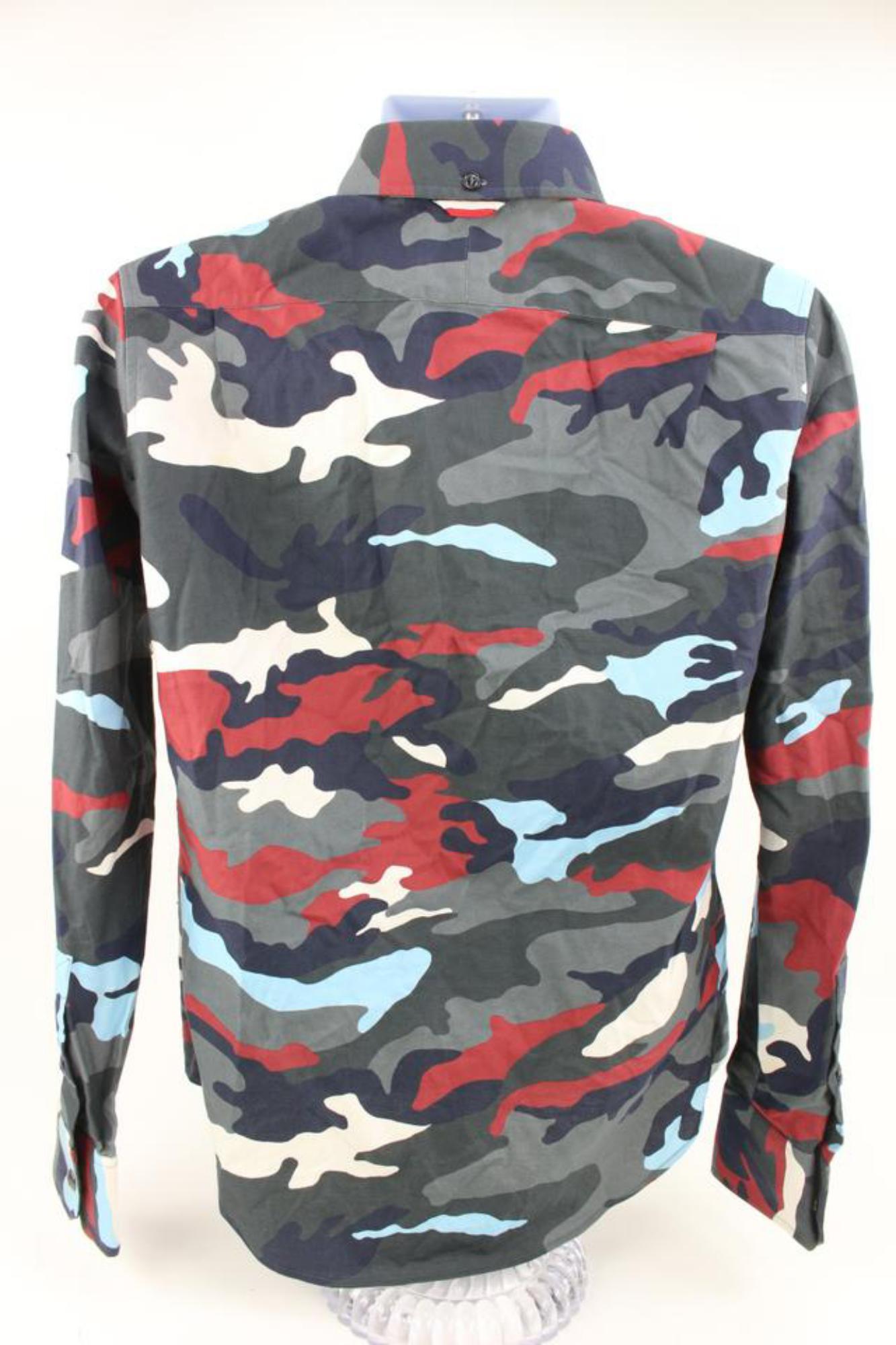 Moncler Gamme Bleu Small US Multicolor Camouflage Longsleeve Button 24mo712s In Good Condition For Sale In Dix hills, NY