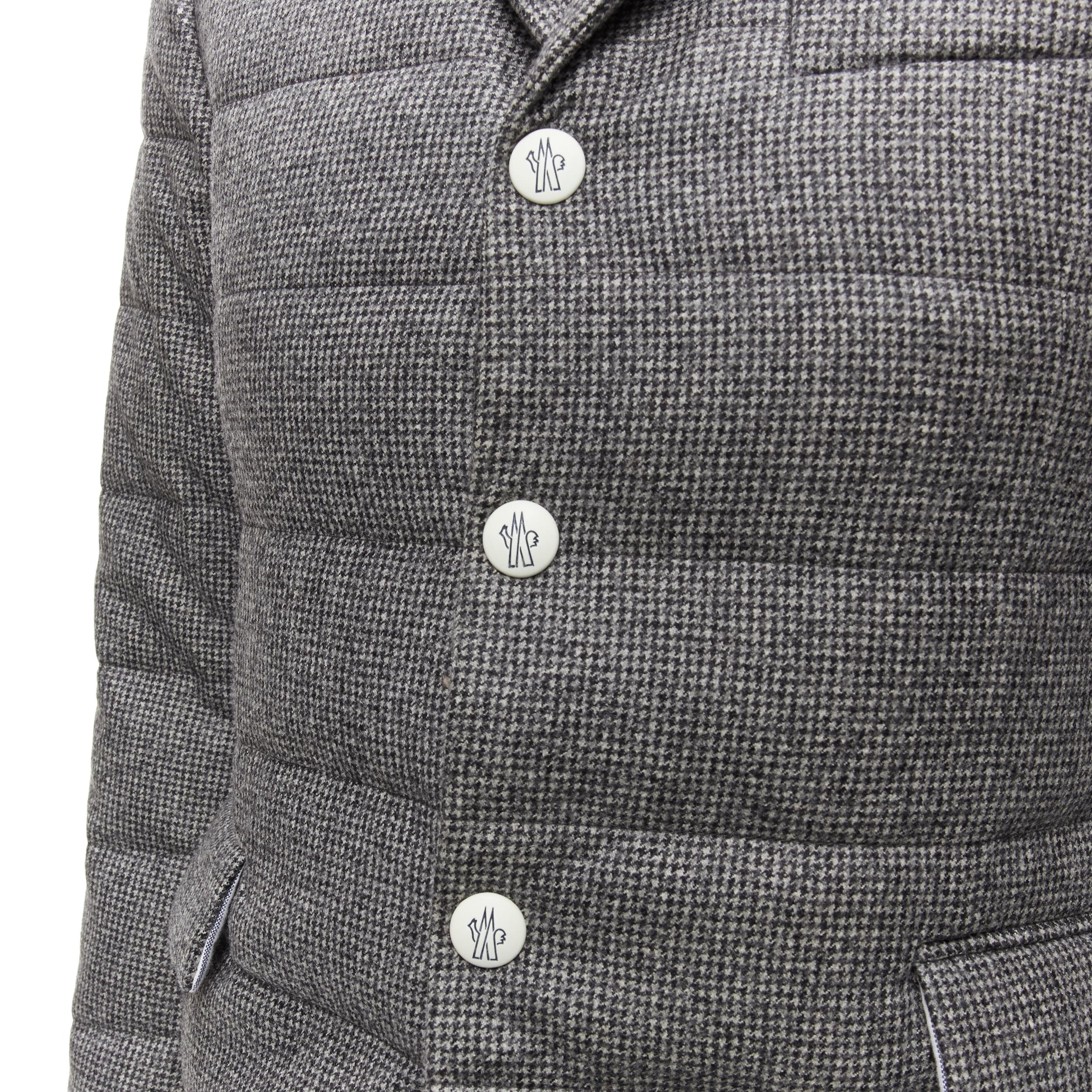 MONCLER GAMME BLEU Thom Browne G32-003 Norme Afnor puffer blazer S
Reference: BMPA/A00237
Brand: Moncler
Designer: Thom Browne
Material: Wool, Cashmere
Color: Grey
Pattern: Houndstooth
Closure: Snap Buttons
Lining: Fabric
Extra Details: Signature