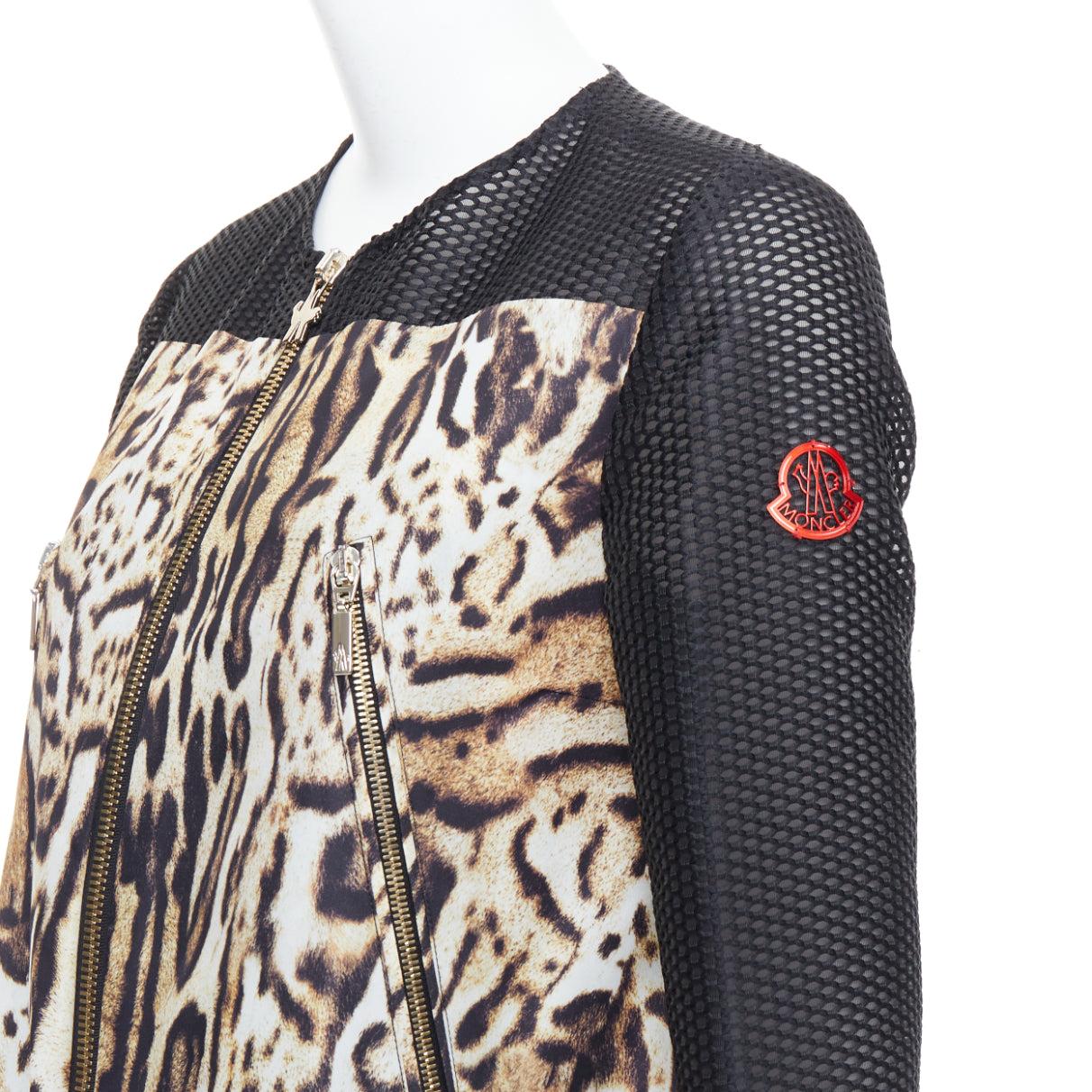Moncler Gamme Rouge Cappotto lungo in rete con stampa leopardata marrone nero Sz0
Riferimento: NKLL/A00452
Marchio: Moncler
Model No: Gamme Rouge
Materiale: Poliammide
Colore: Marrone, Nero
Modello: Leopardo
Chiusura: zip
Fodera: Tessuto