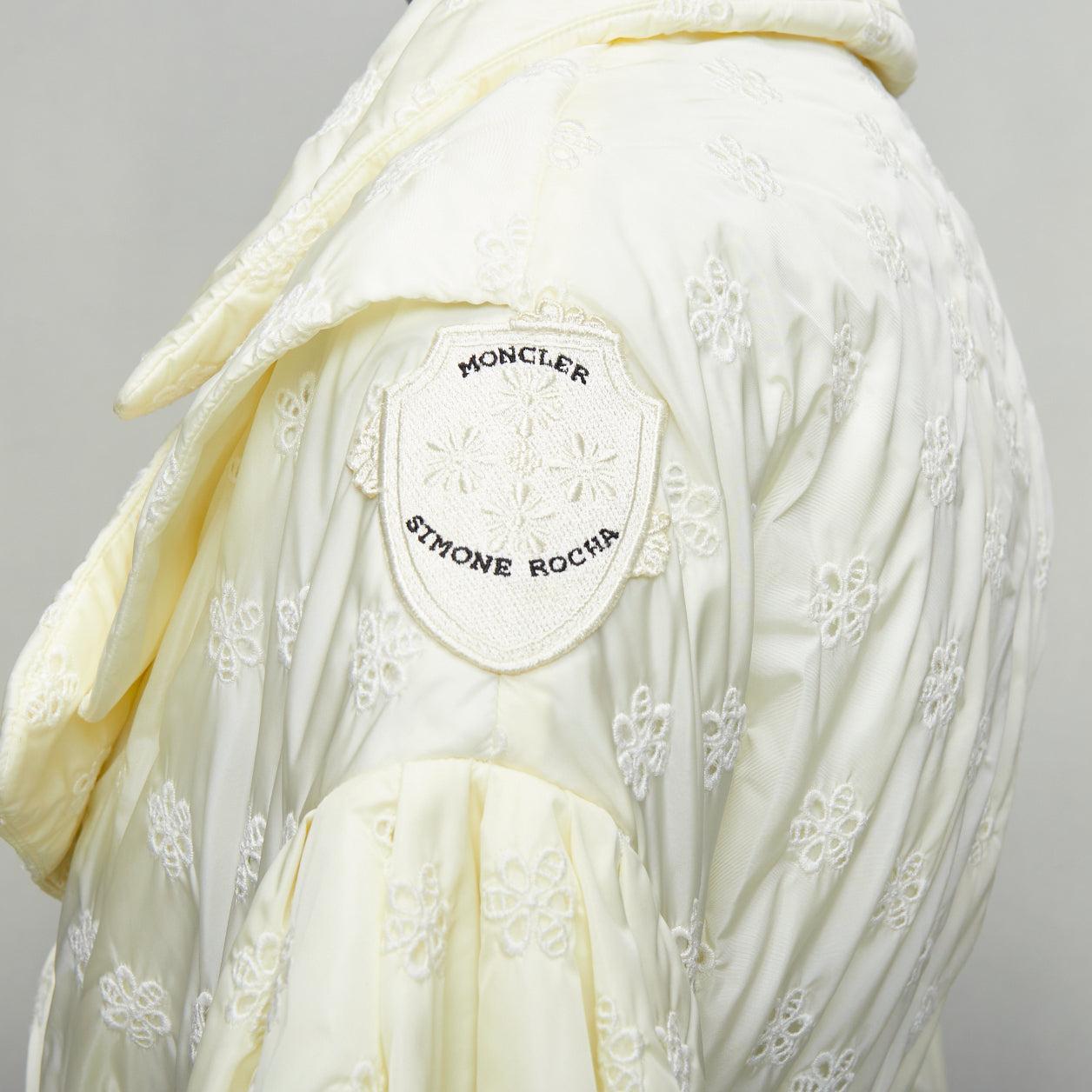 MONCLER GENIUS 2019 cream floral quilts pure goose down belted coat Sz1
Reference: CNPG/A00069
Brand: Moncler
Collection: Moncler Genius 4 Moncler Simone Rocha - Runway
Material: Polyamide
Color: Cream
Pattern: Solid
Closure: Belt
Lining: Cream