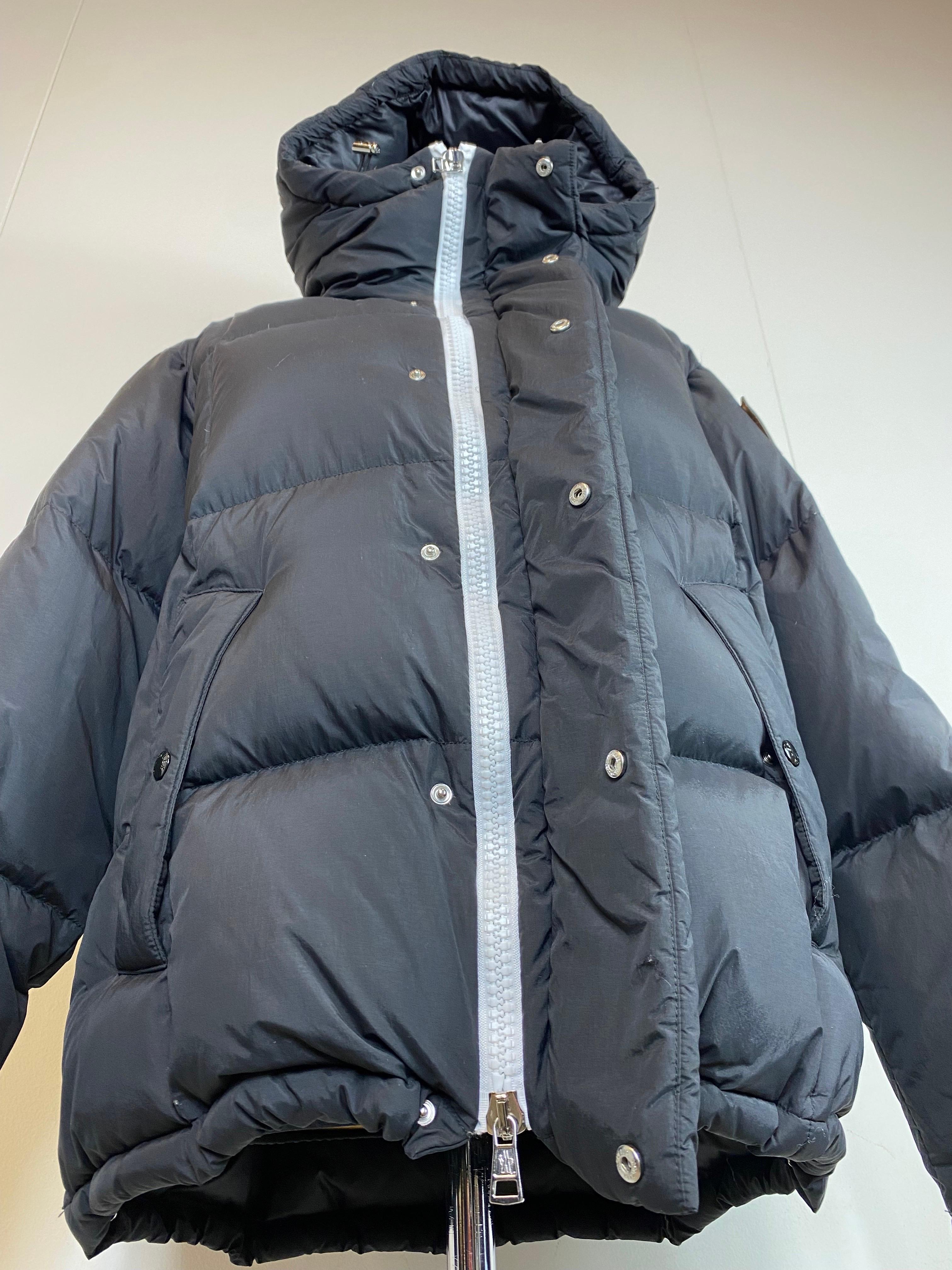 Chaqueta de plumón Moncler Genius para hombre, negra, de plumón de oca. 
Colección Moncler/JW Anderson.
Modelo sobredimensionado.
Muy caliente.
De lona de algodón y forro de nailon técnico.
Cierre con cremallera bidireccional y botones a