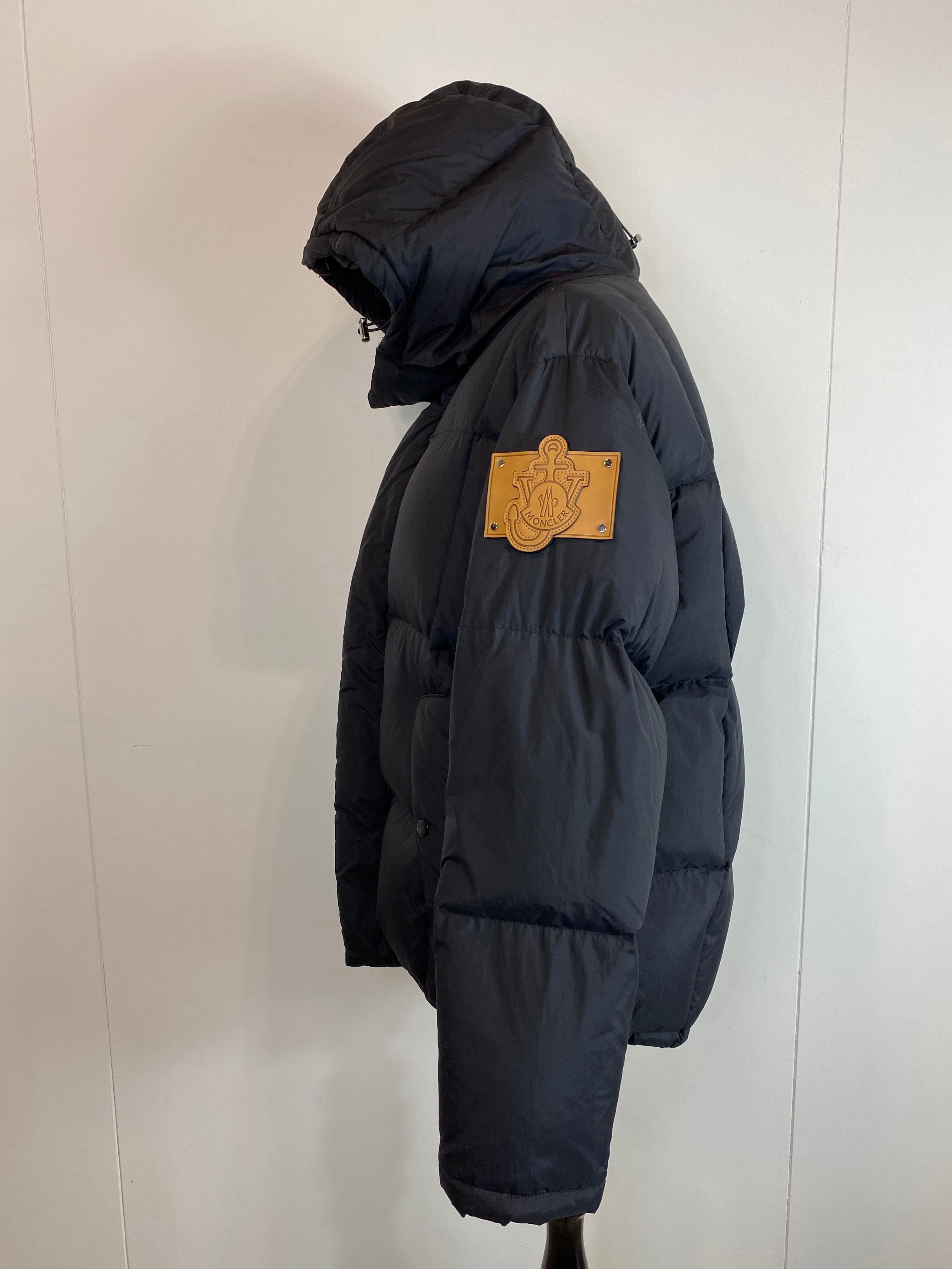 Chaqueta de plumón Moncler Genius negro para hombre.  Colección Moncler/JW Anderson. Negro