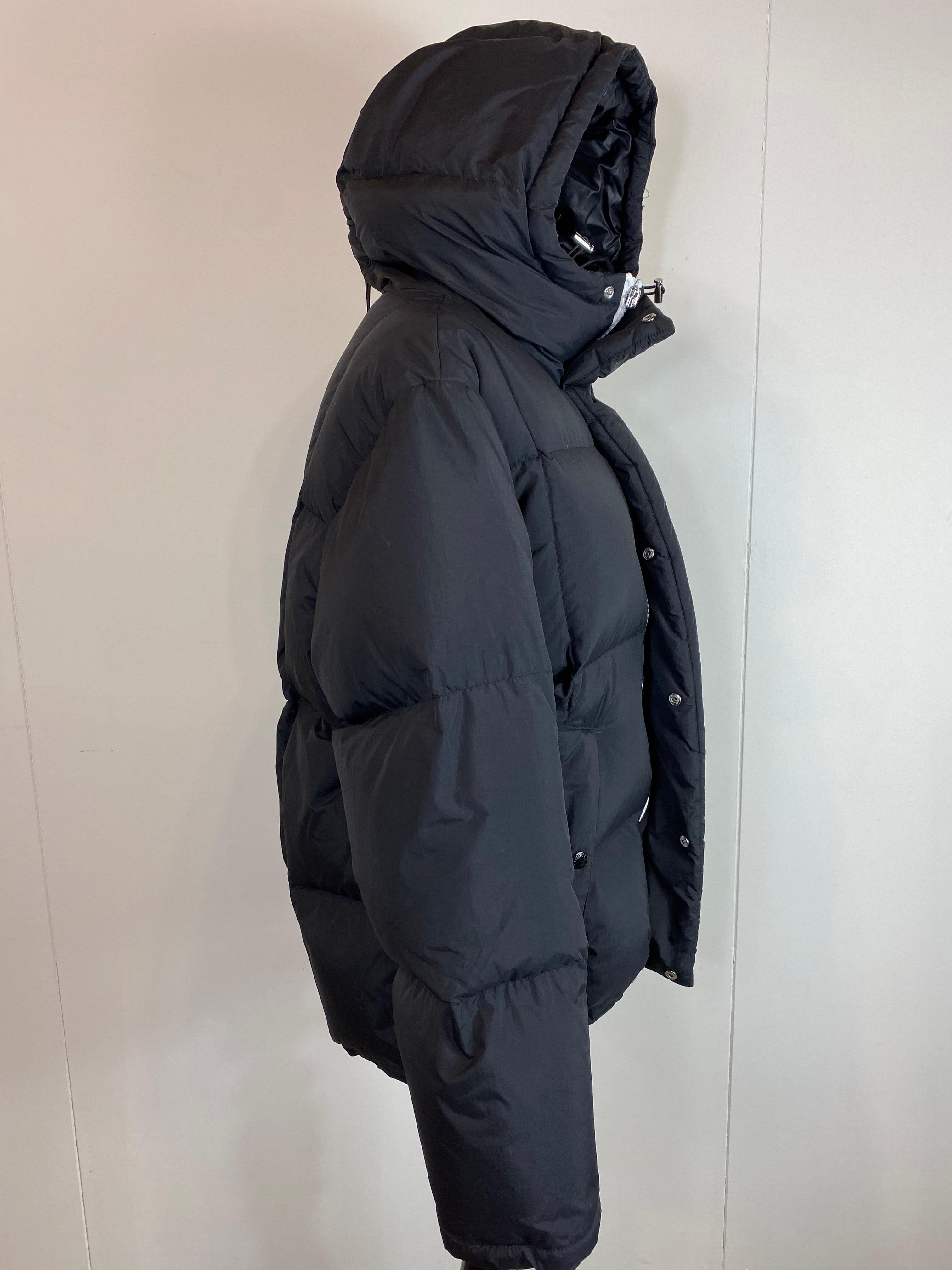 Femenino o masculino Chaqueta de plumón Moncler Genius negro para hombre.  Colección Moncler/JW Anderson.