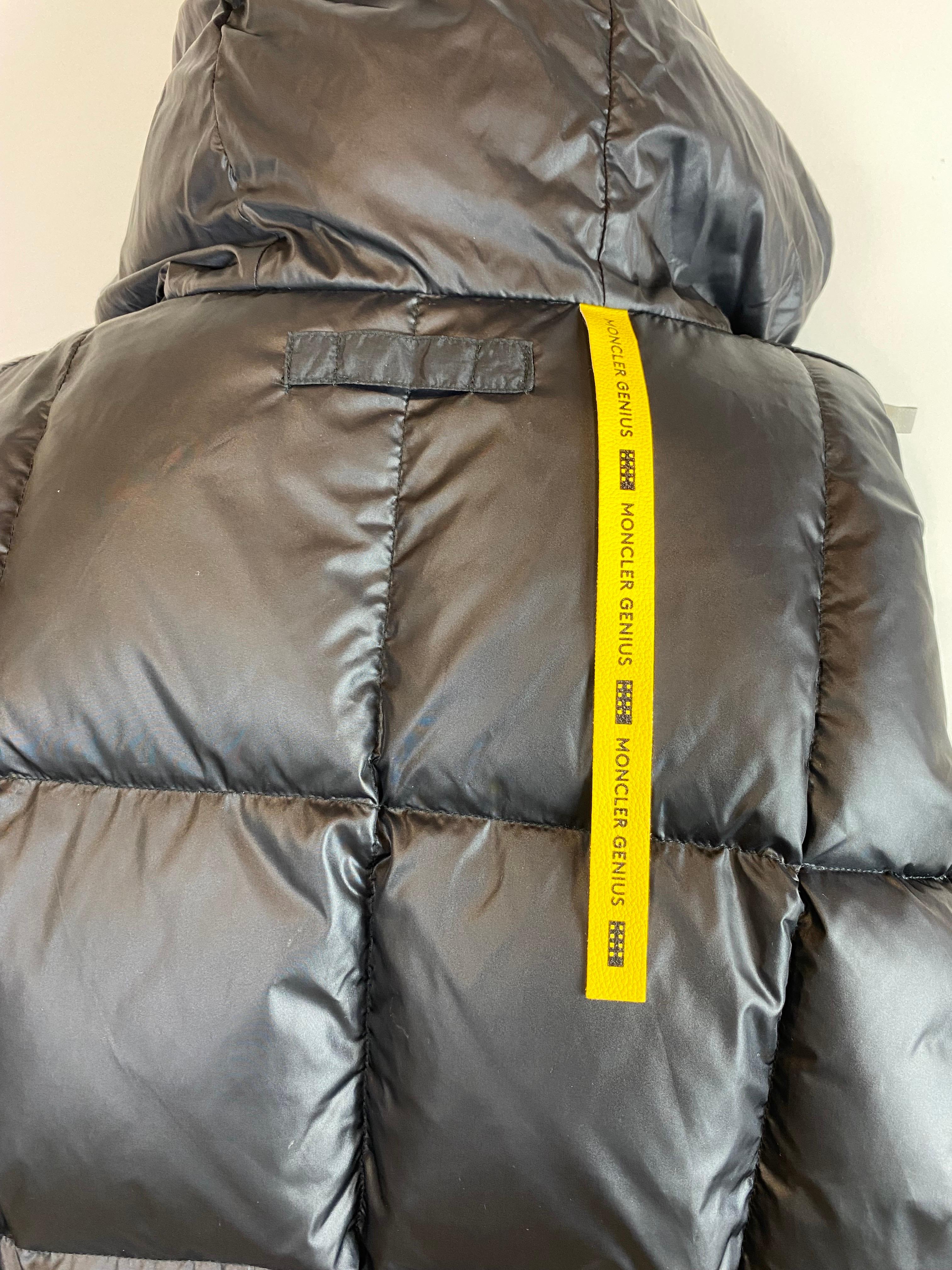 Chaqueta de plumón Moncler Genius negro para hombre.  Colección Moncler/JW Anderson. 4