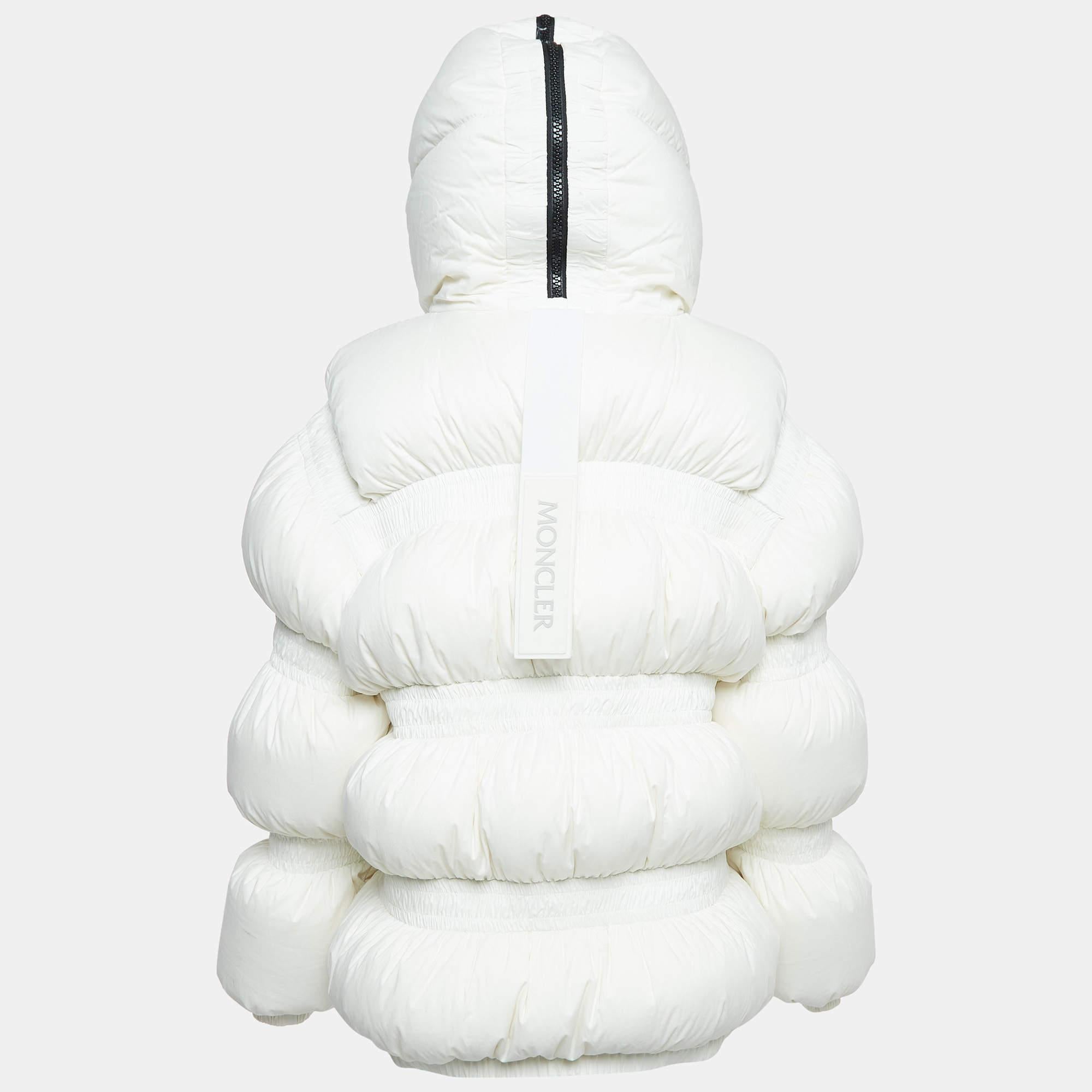 Halten Sie sich warm in dieser ultrastylischen Pufferjacke von Moncler Genius x Craig Green. Entworfen in einer modischen Silhouette  Die weiße Pufferjacke ist aus hochwertigen MATERIALEN gefertigt  passt hervorragend zu Ihren Winterkleidern. Es hat