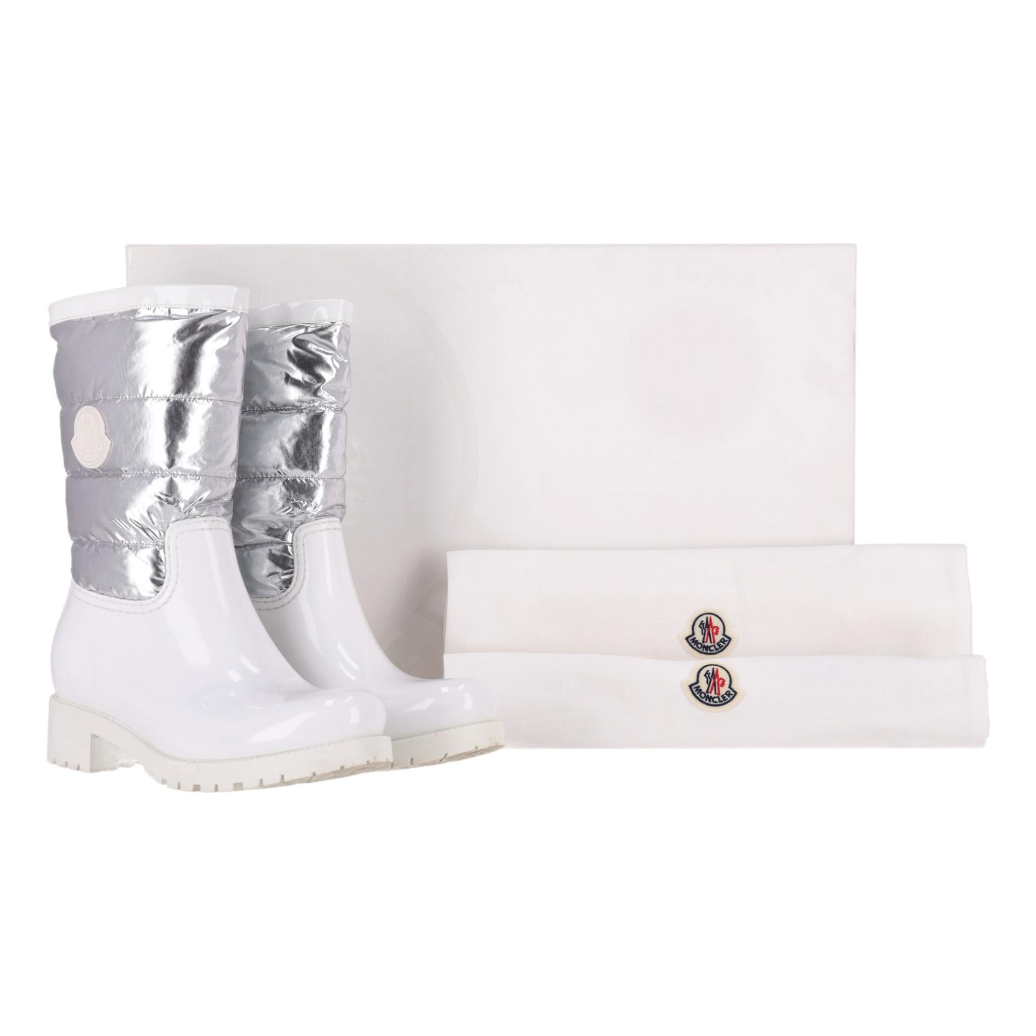 Moncler Gisele Metallic Rain Boots

White, waterproof rain boots crafted in Italy with white rubber threads and technical quilted upper in a metallic silver hue, detailed with Moncler logo patch.

Slip-on design with a round toe and leather