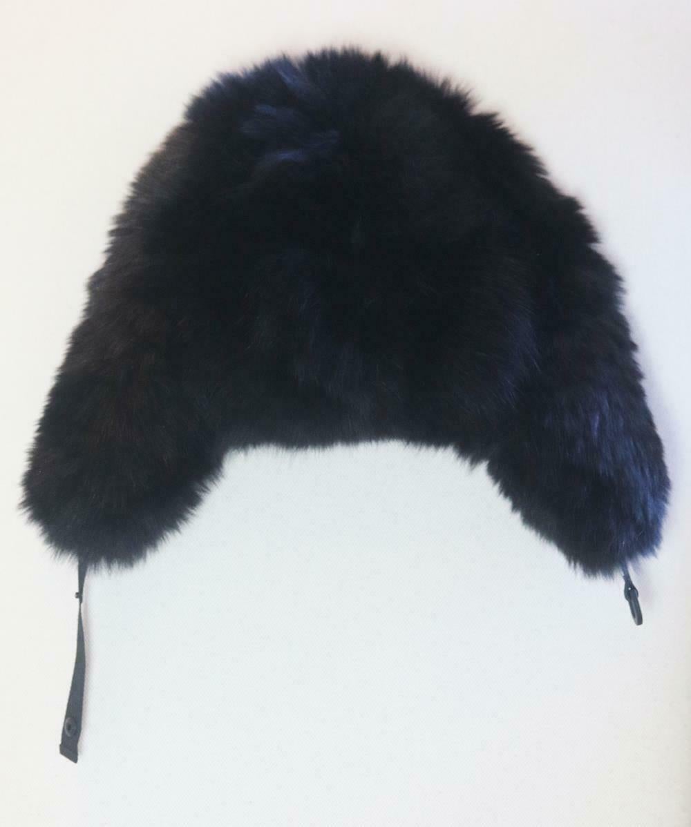 Moncler presents a high-fashion take on a cold-weather essential with this luxe trapper hat, the plush black fox-fur makes a fashionable statement while keeping ears warm in a stylish trapper hat designed.
Black fox fur, black nylon.
Snap fastening