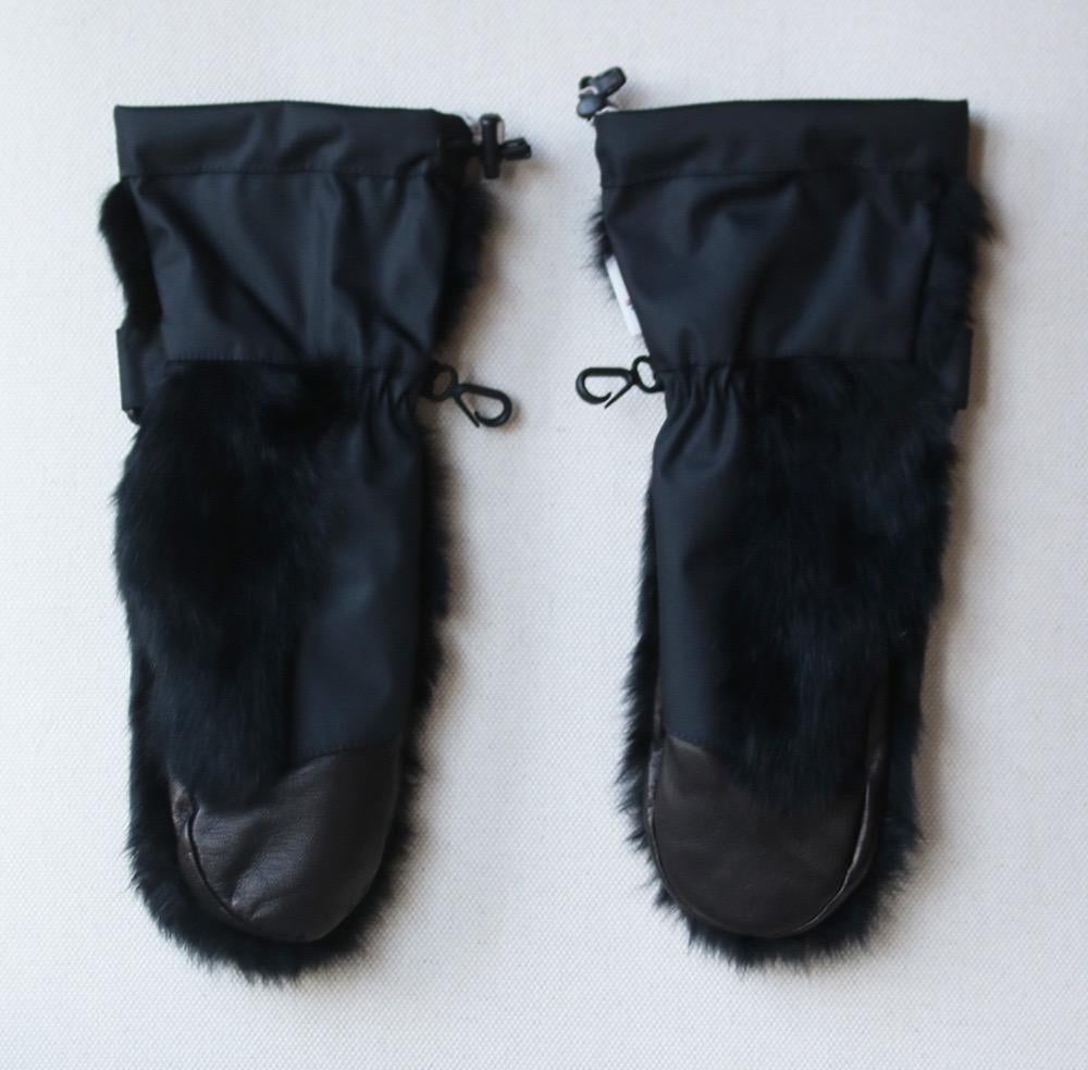 The contrasting pairing fur, top quality leather and technical fabrics make these gloves the perfect ally to overcome the cold. With leather palms providing grip. Colour: black. Rabbit fur trim. Made in Italy.  

Size: Medium

Condition: As new
