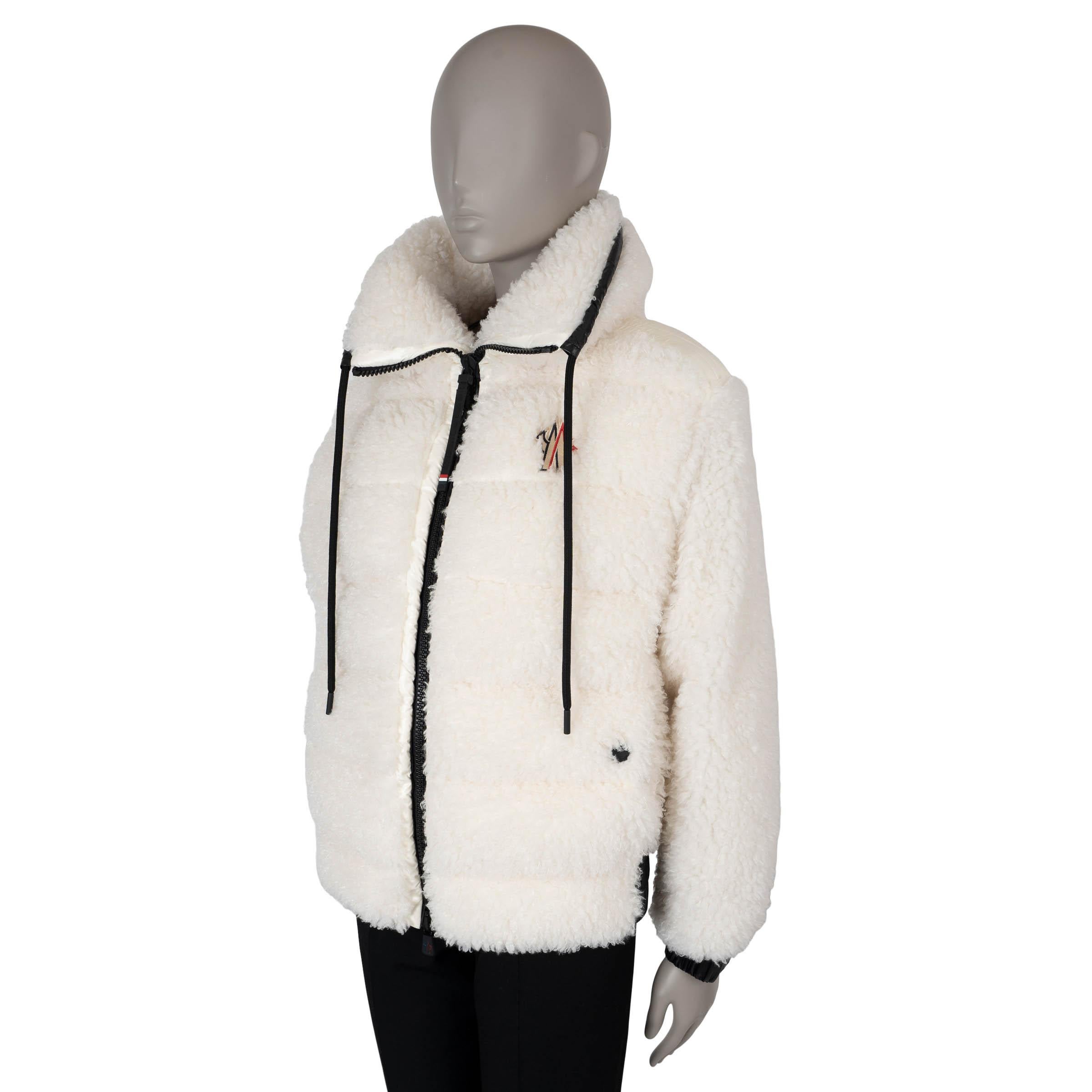 Diese 100% authentische Moncler Grenoble Bomberjacke aus weißem, gestepptem Teddyfleece aus Polyamid ist sowohl stilvoll als auch funktionell. Sie ist wasserabweisend und kuschelig und verfügt über einen hohen Kordelzug am Hals, kontrastierende