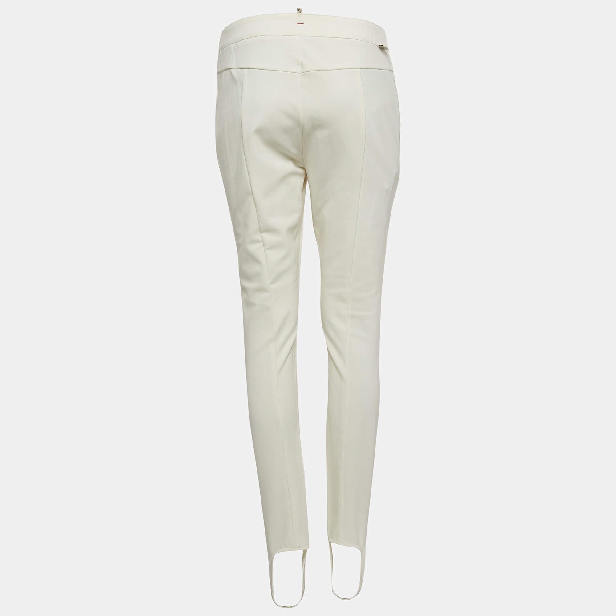Le pantalon Moncler allie un design élégant à des performances élevées. Confectionné en jersey technique extensible  ils offrent un ajustement confortable  tandis que le détail des étriers garantit qu'ils restent bien en place pendant les descentes