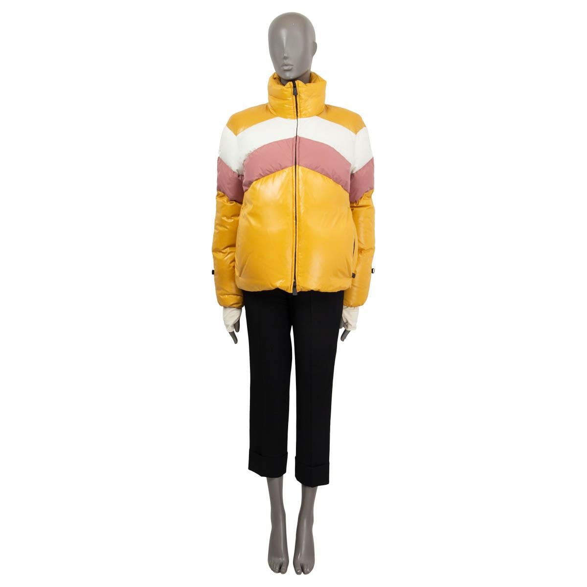 Veste en duvet Moncler Grenoble Lamar 100% authentique en nylon (100%) moutarde, blanc et rose. Col montant avec capuche escamotable, poches zippées et poche pour forfait de ski. Fermeture à glissière bidirectionnelle dissimulée et résistante à