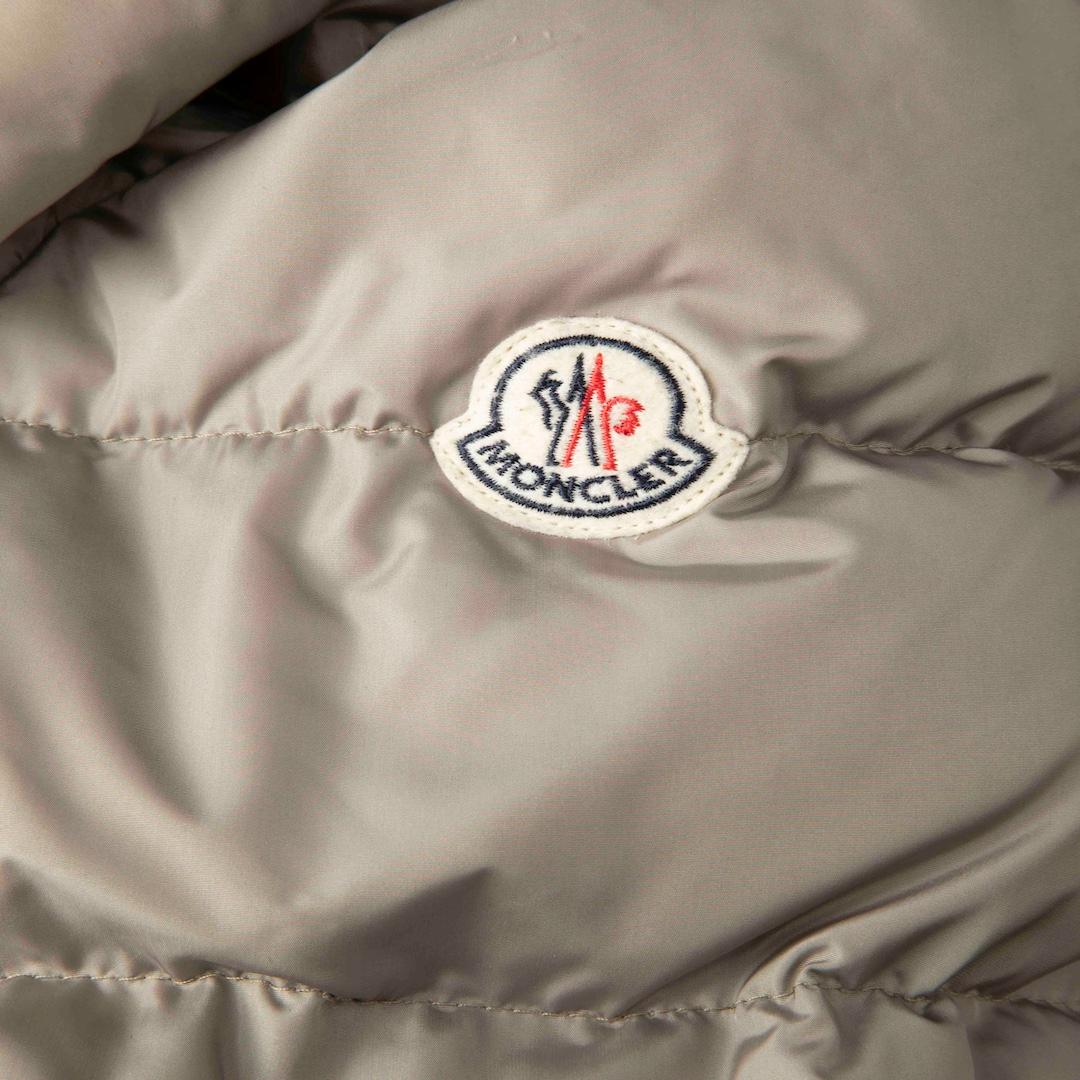 Moncler Abrigo acolchado gris de doble botonadura Talla S Gris en venta