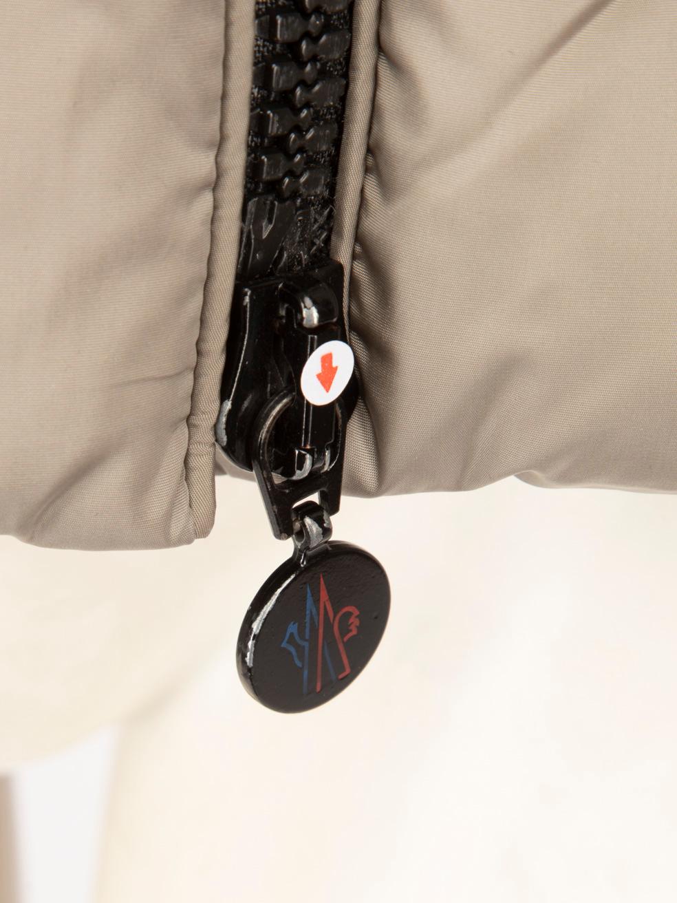 Moncler Abrigo acolchado gris de doble botonadura Talla S en Bueno estado para la venta en London, GB