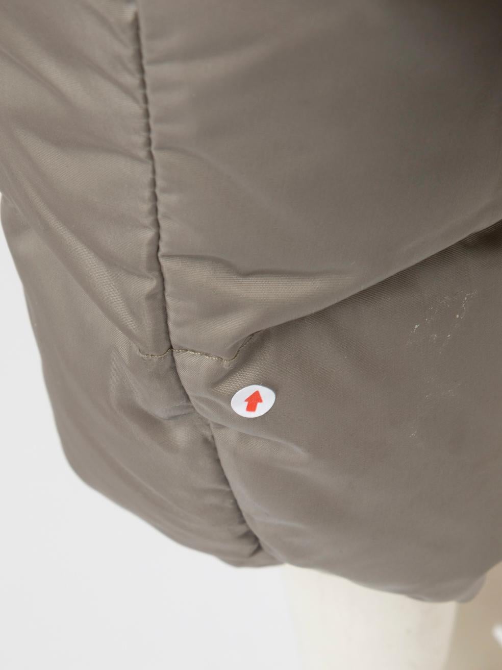 Moncler Abrigo acolchado gris de doble botonadura Talla S en venta 4