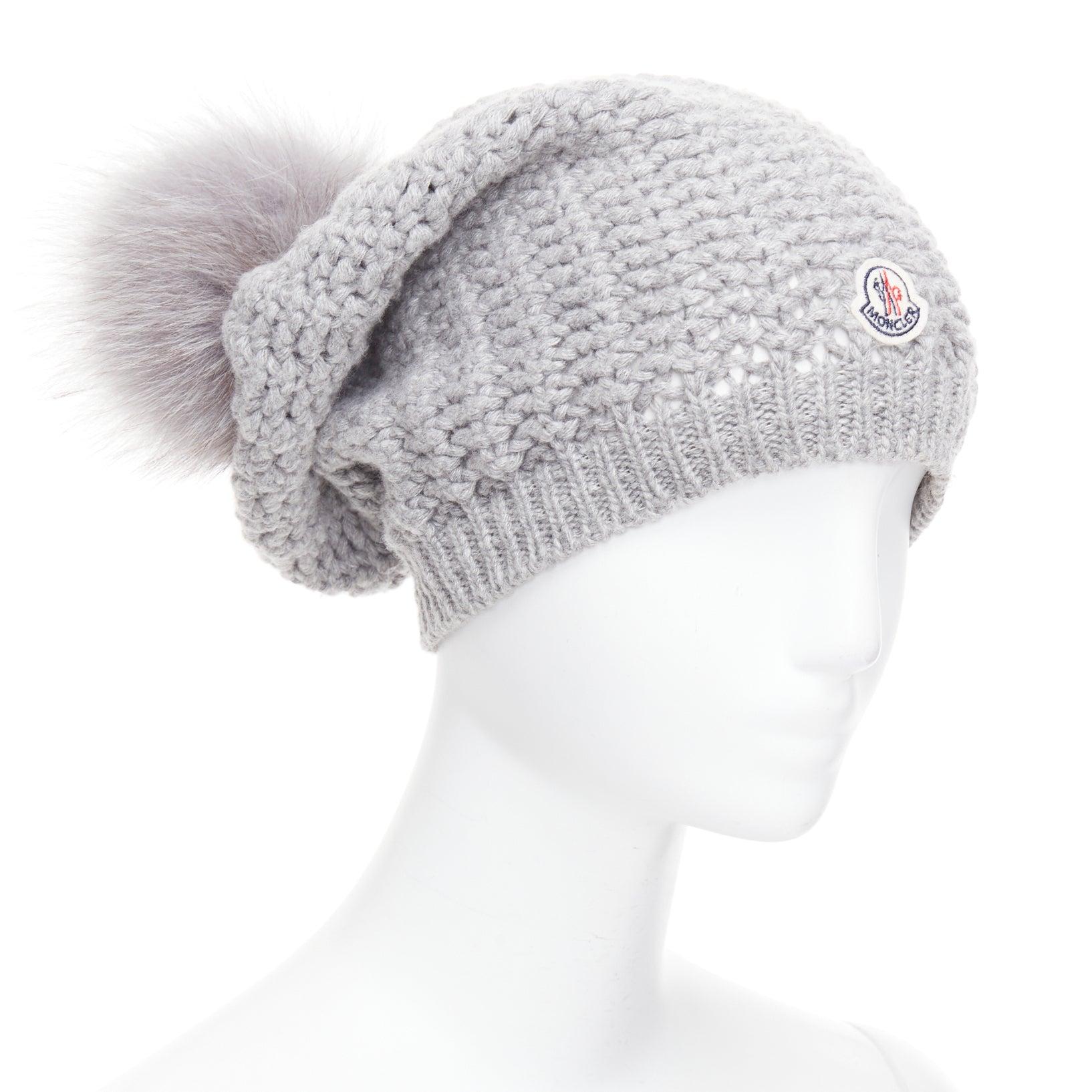 Cappello Moncler grigio con pom pom crema e logo in maglia pesante
Riferimento: GEGG/A00159
Marchio: Moncler
Materiale: Fabrice, Pelliccia
Colore: Grigio, Crema
Modello: Tinta unita
Chiusura: Slip On
Dettagli extra: Pom pom di