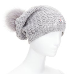 Moncler gris fourrure pom pom crème logo bonnet bonnet tricot lourd