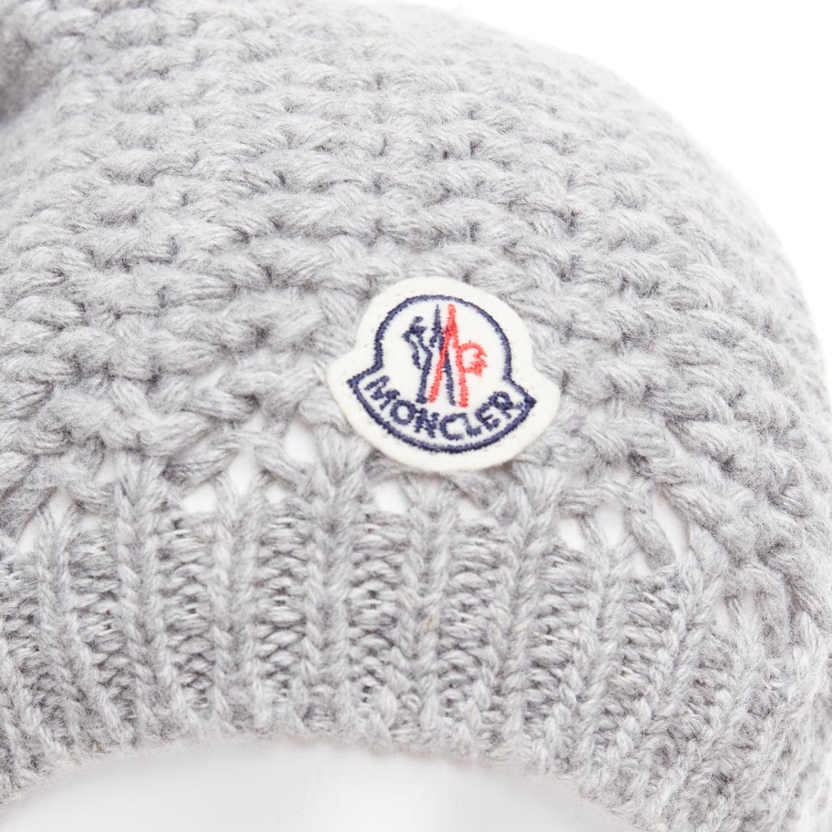 Grigio Cappello Moncler grigio con pom pom crema e logo in maglia pesante in vendita