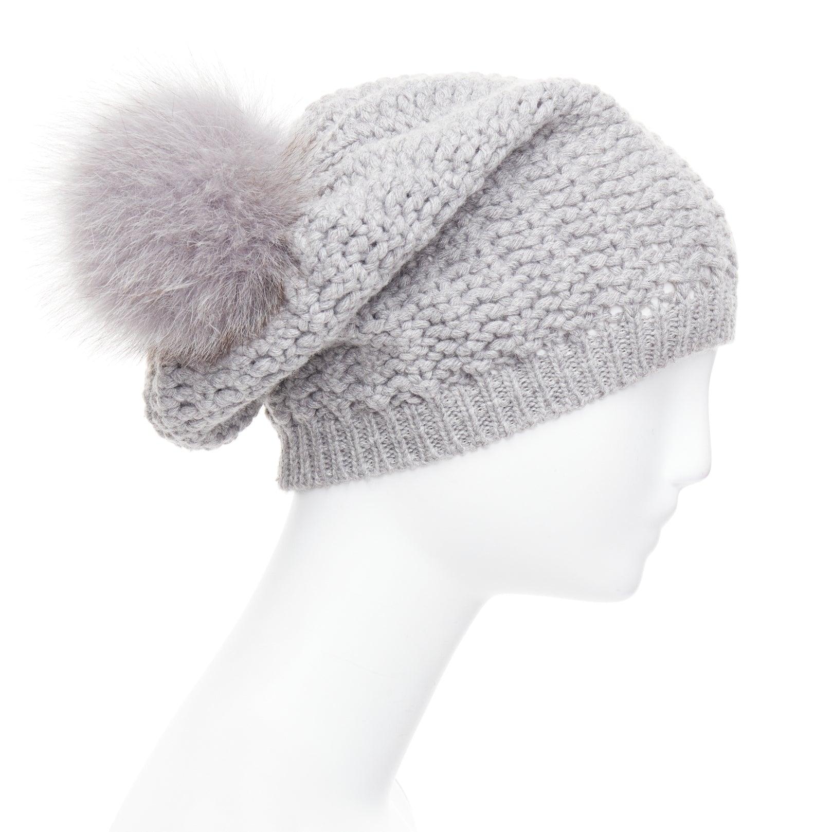 Cappello Moncler grigio con pom pom crema e logo in maglia pesante In condizioni ottime in vendita a Hong Kong, NT