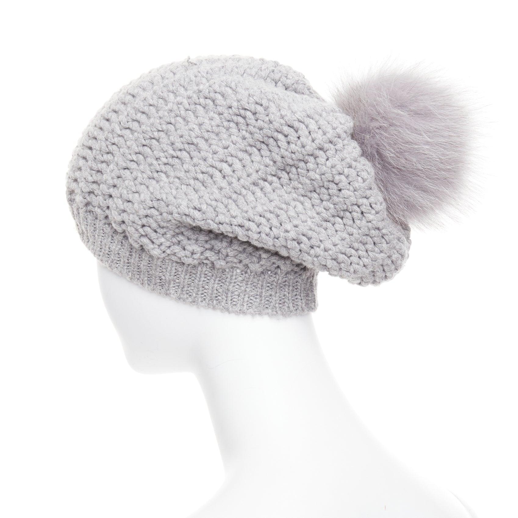 Cappello Moncler grigio con pom pom crema e logo in maglia pesante in vendita 1