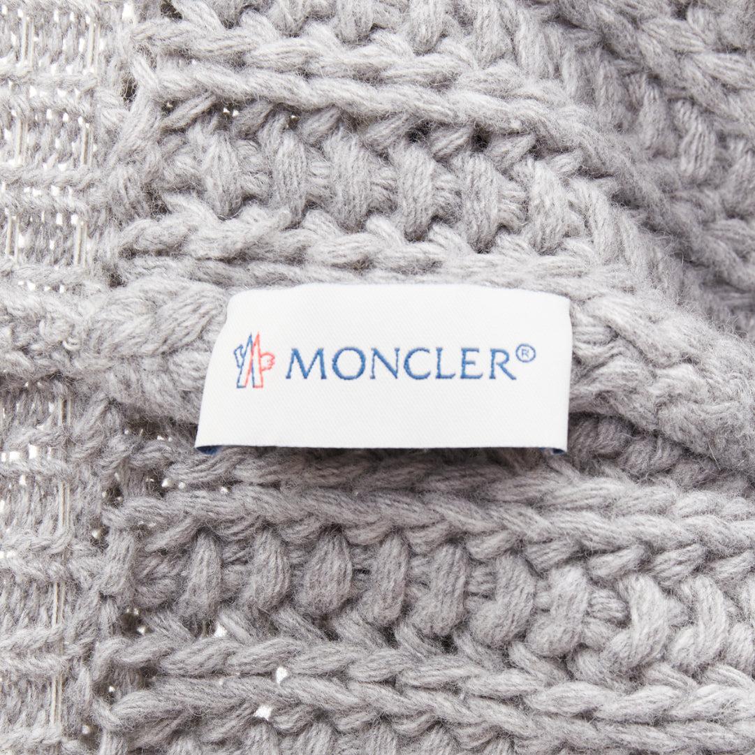Cappello Moncler grigio con pom pom crema e logo in maglia pesante in vendita 3