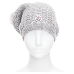 gorro de punto grueso MONCLER gris pompón de piel crema logotipo