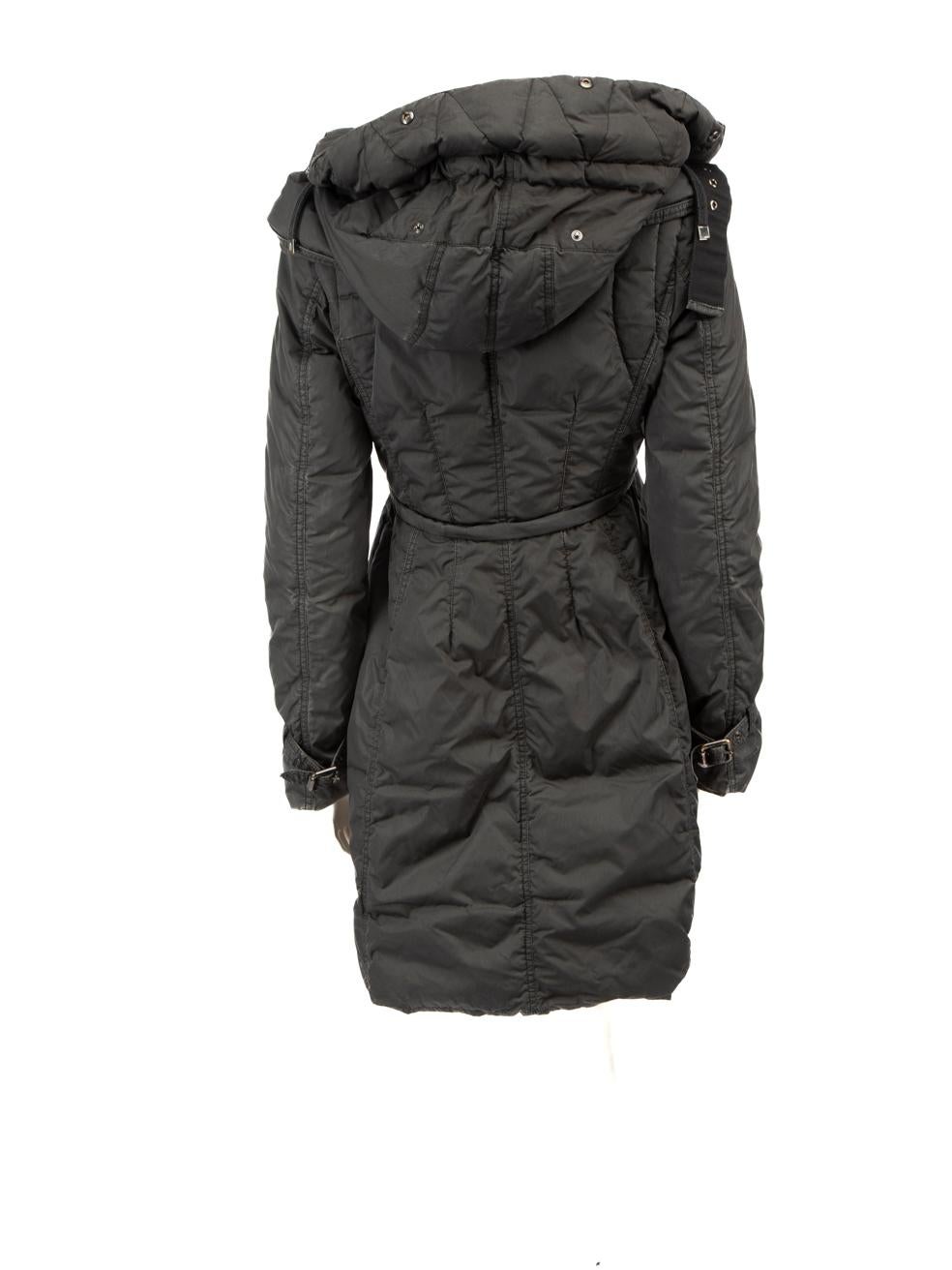 Moncler Grauer Mid-Länge-Puffermantel mit Kapuze Größe M (Schwarz) im Angebot