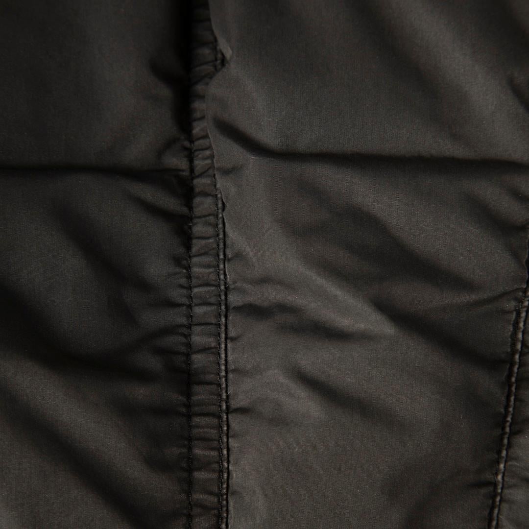Moncler Grauer Mid-Länge-Puffermantel mit Kapuze Größe M im Zustand „Gut“ im Angebot in London, GB