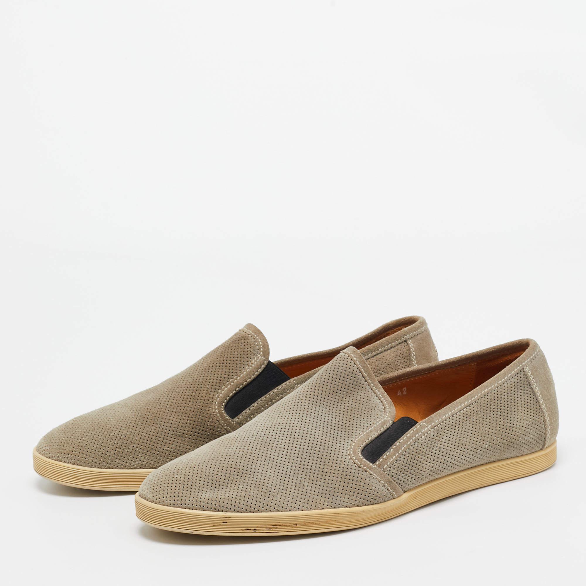 Ajoutez une touche d'originalité à votre tenue avec ces baskets. Fabriquées à partir de matériaux de qualité supérieure, elles présentent des empeignes à lacets et des semelles intérieures relaxantes. La semelle durable de cette paire vous assure