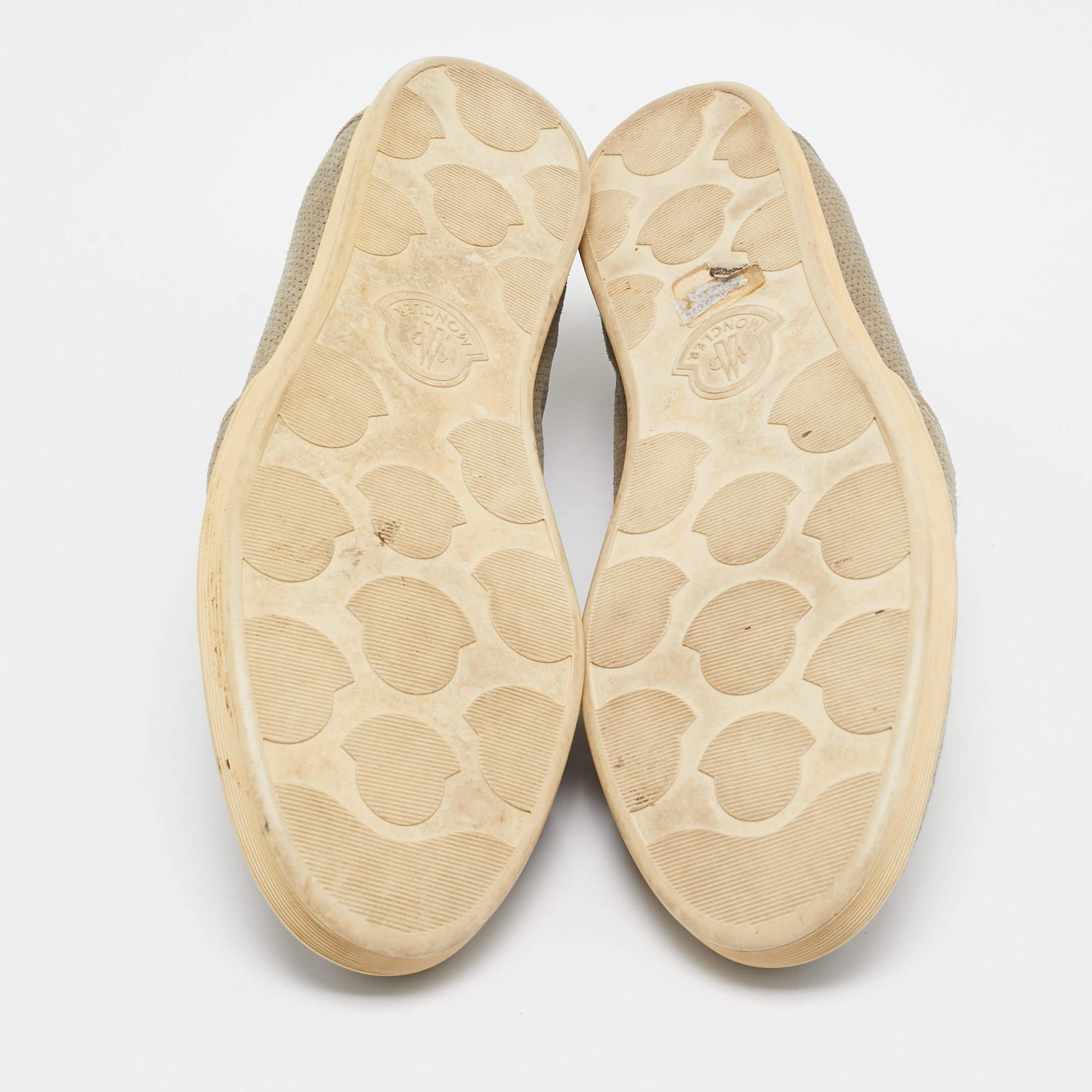 Moncler Baskets grises en daim perforé, taille 42 en vente 1