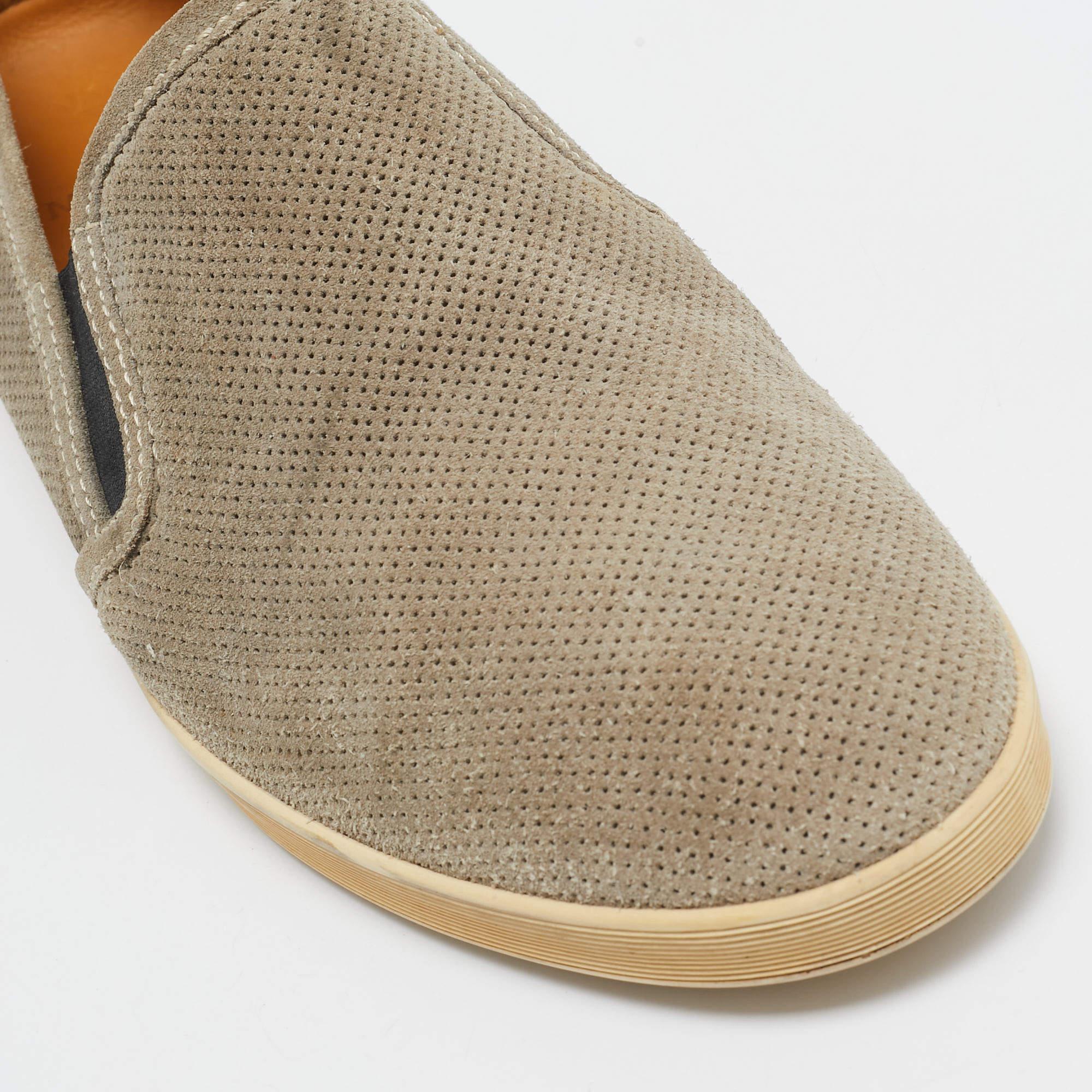 Moncler Baskets grises en daim perforé, taille 42 en vente 2