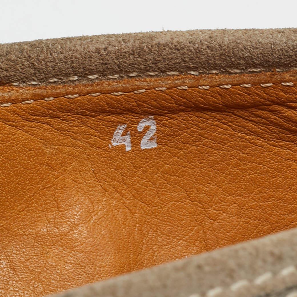 Moncler Baskets grises en daim perforé, taille 42 en vente 3