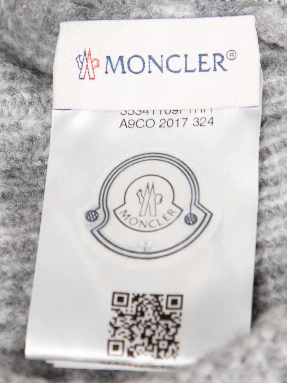 Moncler Grey Wool Ribbed Knit Logo Patch Beanie For Sale 2