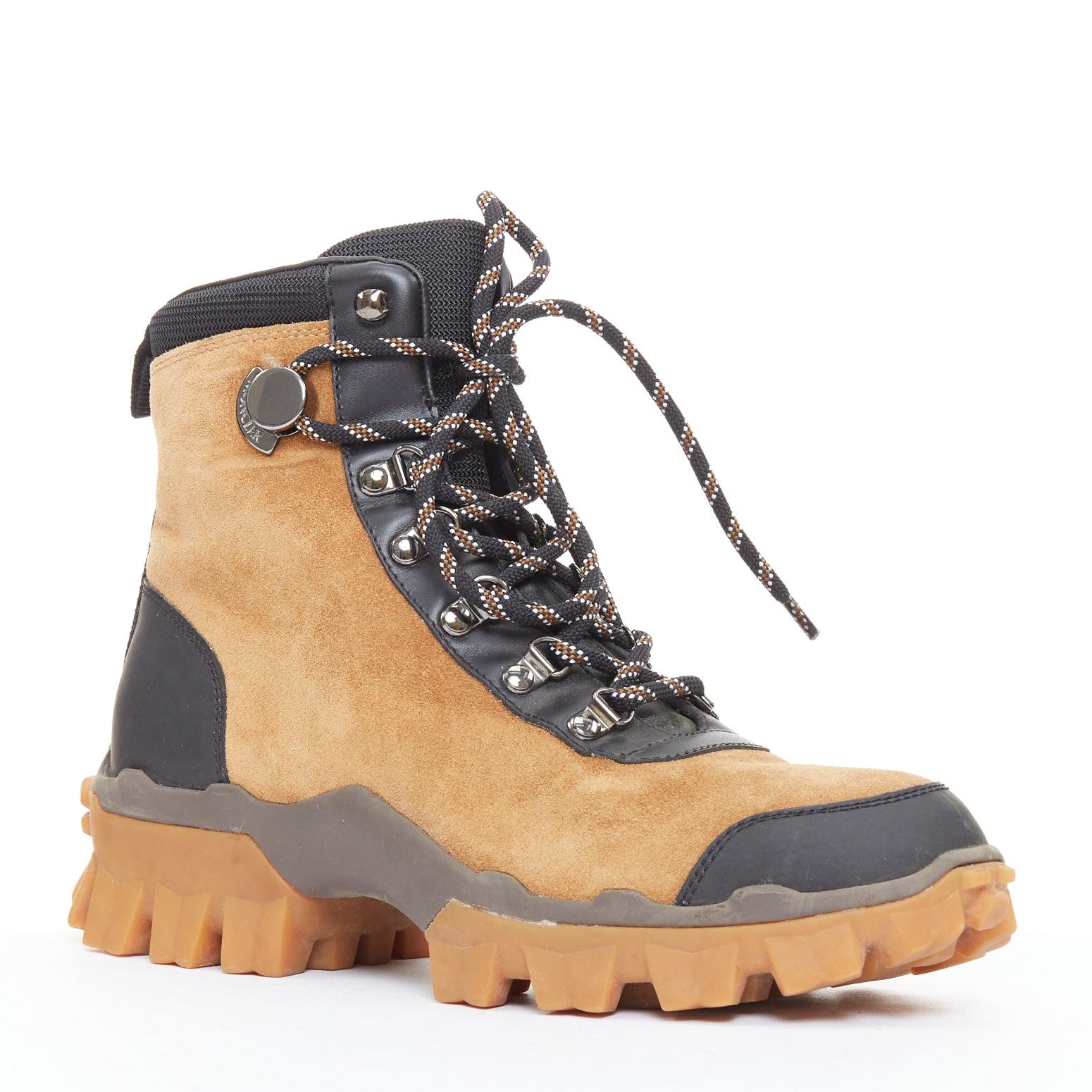 MONCLER Helis botines de senderismo negros de piel marrón EU37
Referencia: TGAS/F00263
Marca: Moncler
Model No: Helis
Material: Ante, Piel
Color: Marrón, Negro
Patrón: Sólido
Cierre: Cordón
Forro: Piel negra
Detalles adicionales: Los botines 'Helis'