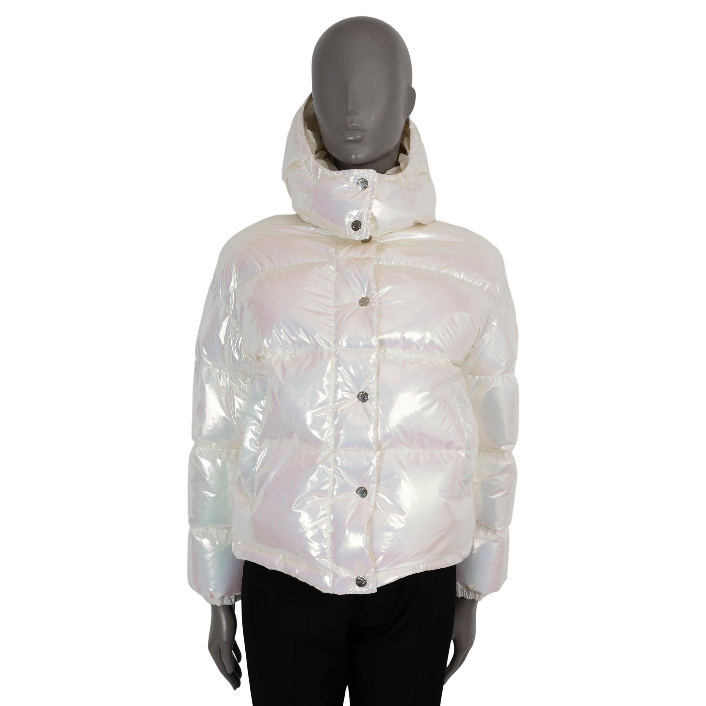 100% authentische Moncler Daos Pufferjacke aus glänzend irisierendem weißem bis hellrosa Polyamid (100%). Sie hat eine lockere, kurze Silhouette, eine abnehmbare Kapuze, zwei Druckknopftaschen in der Taille, elastische Bündchen und einen Kordelzug