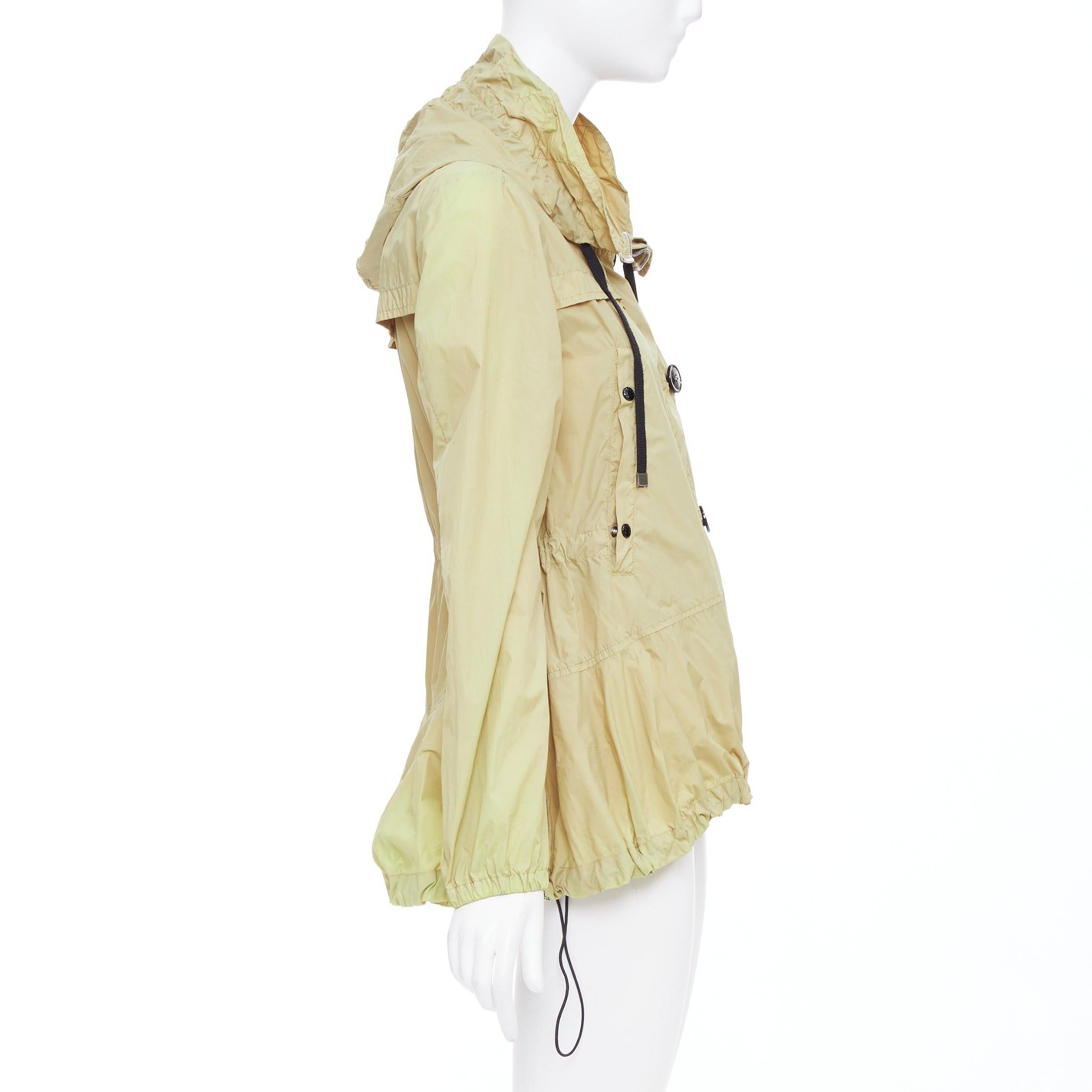 Moncler Josette, giacca a vento beige in nylon crema con logo e bottoni neri, Sz.1 S In condizioni discrete in vendita a Hong Kong, NT