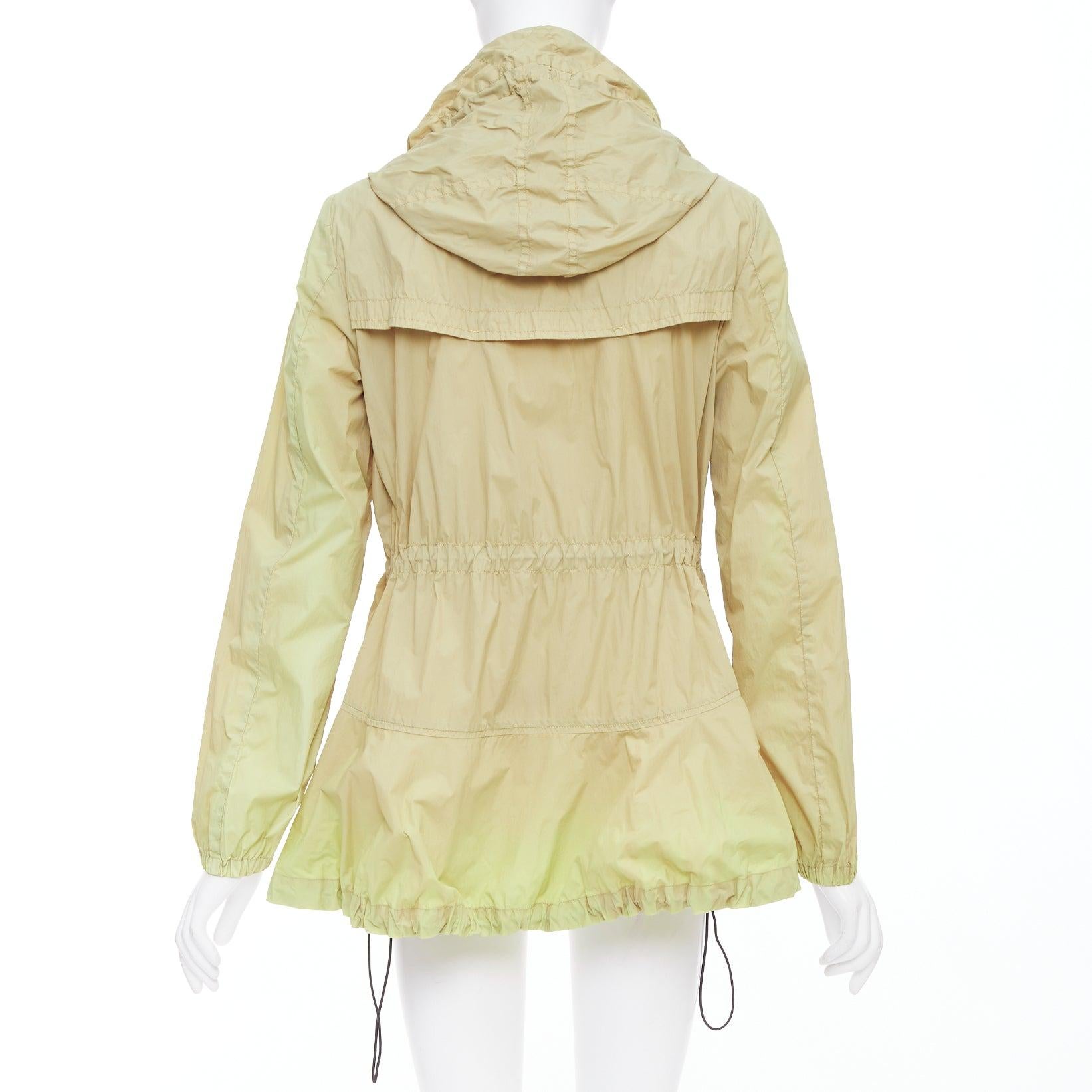 Donna Moncler Josette, giacca a vento beige in nylon crema con logo e bottoni neri, Sz.1 S in vendita
