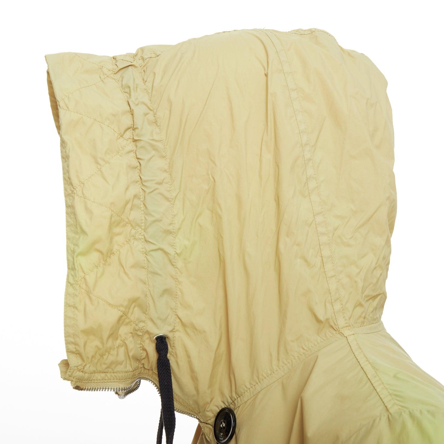 Moncler Josette, giacca a vento beige in nylon crema con logo e bottoni neri, Sz.1 S in vendita 2