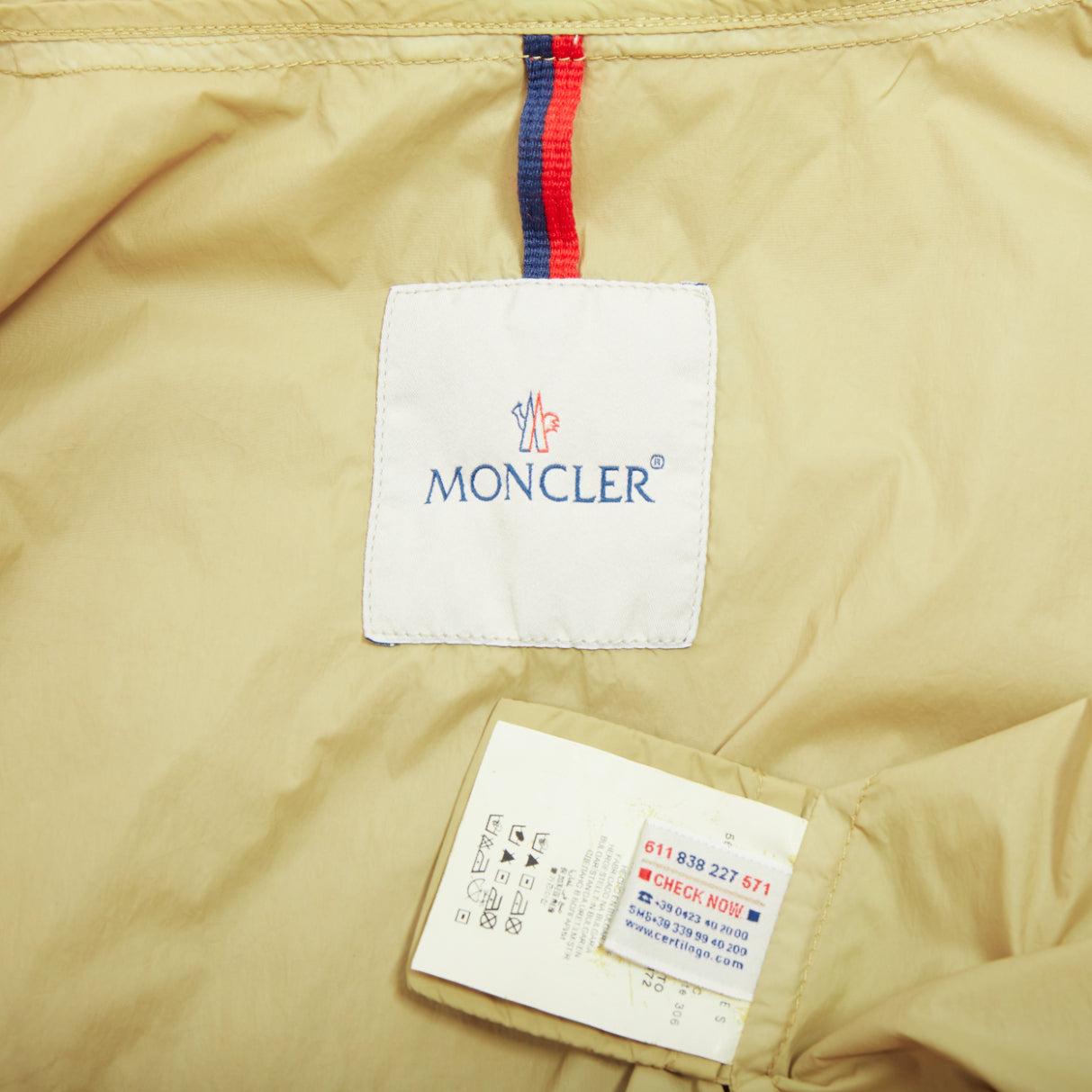 Moncler Josette, giacca a vento beige in nylon crema con logo e bottoni neri, Sz.1 S in vendita 3