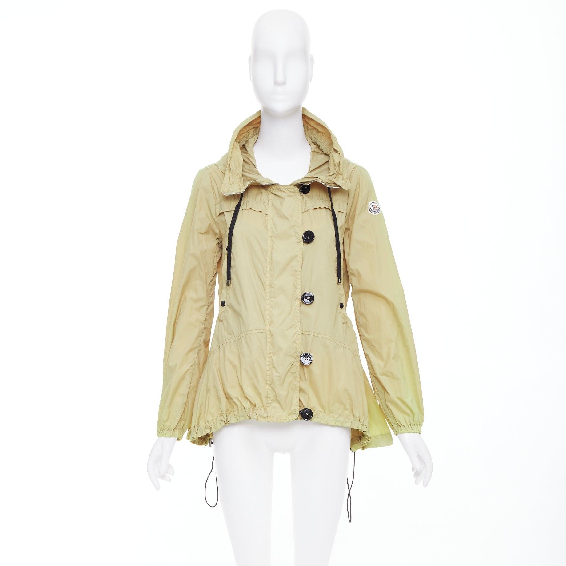 Moncler Josette, giacca a vento beige in nylon crema con logo e bottoni neri, Sz.1 S in vendita 4