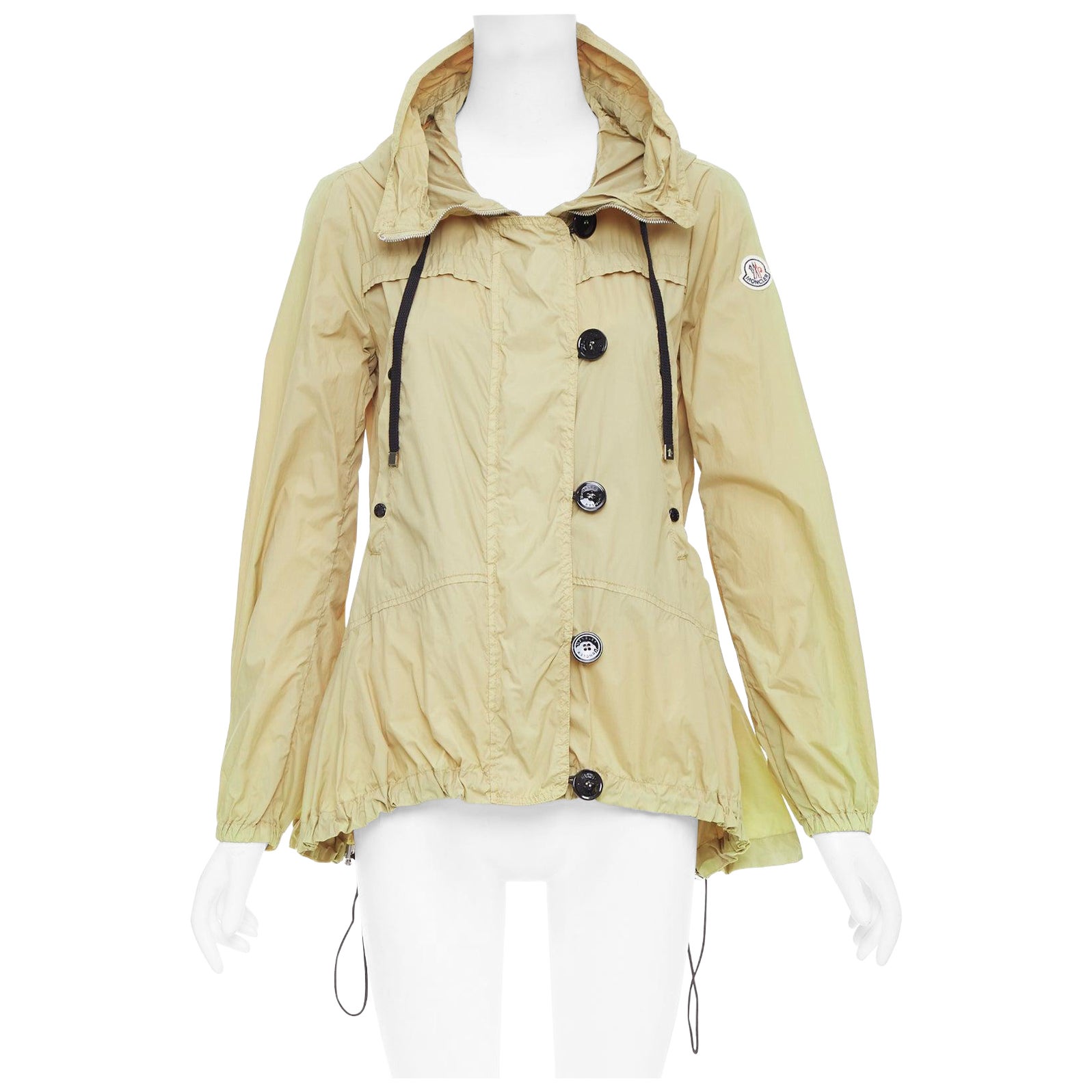 Moncler Josette, giacca a vento beige in nylon crema con logo e bottoni neri, Sz.1 S in vendita